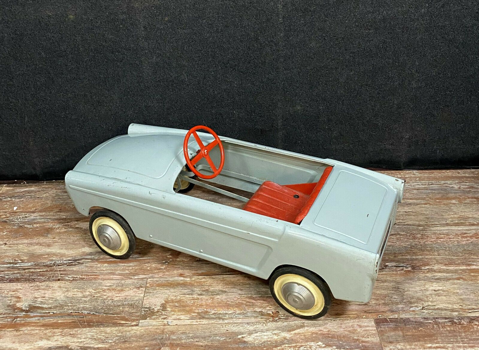 Simca pedal car in sheet metal painted around 1960 for decoration or collector