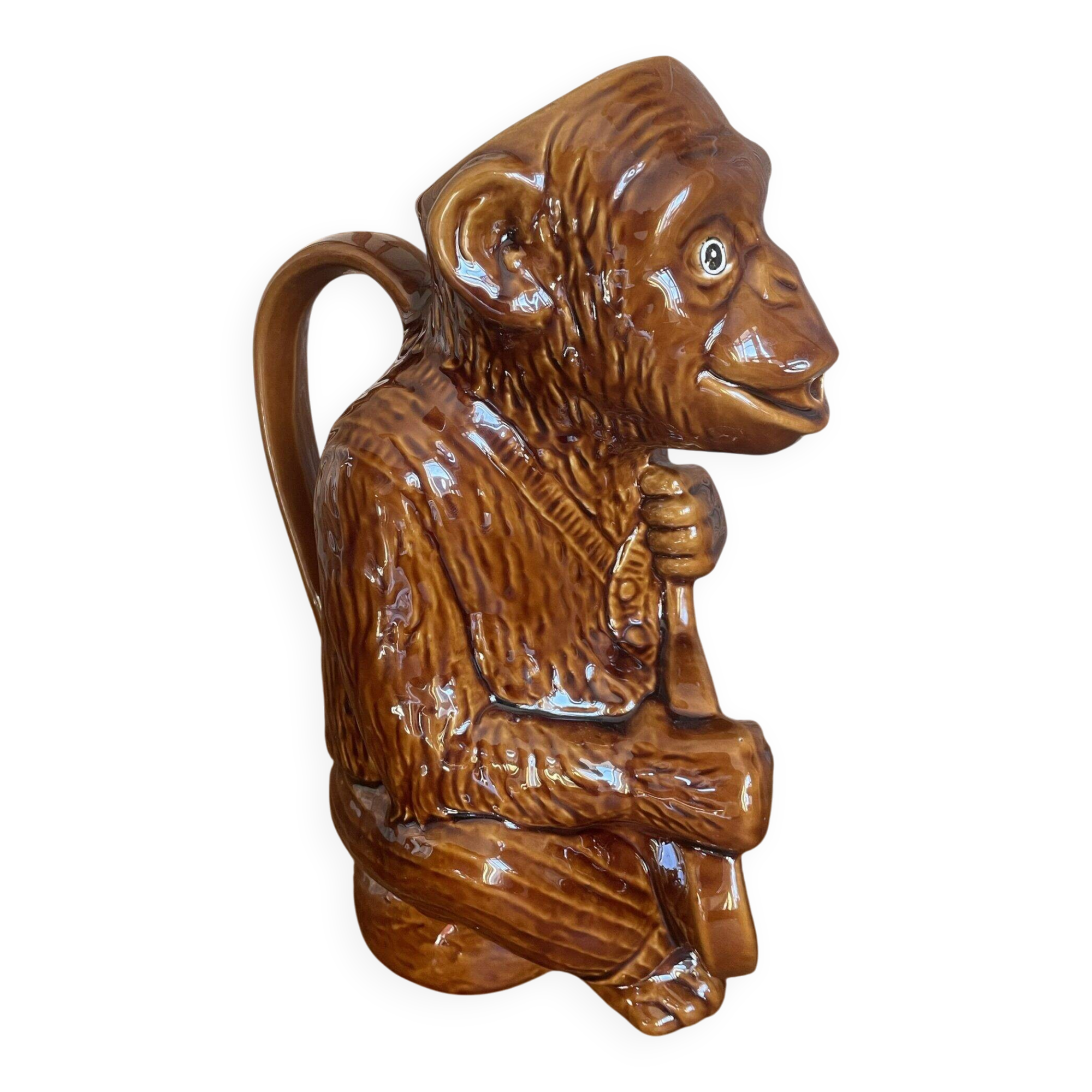 Pichet zoomorphe  en barbotine singe musicien