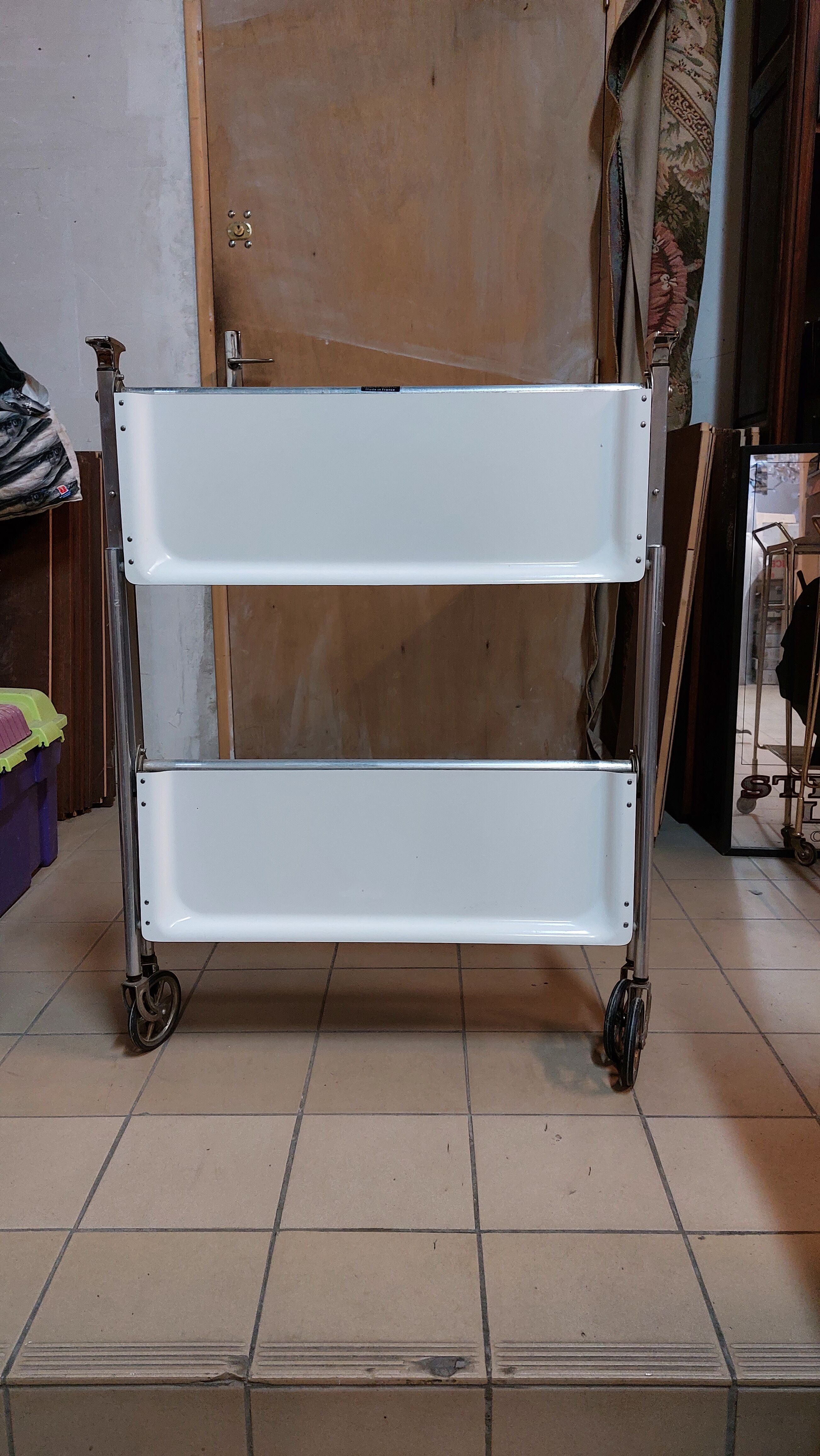 Folding tray with vintage wheels Textable in white formica