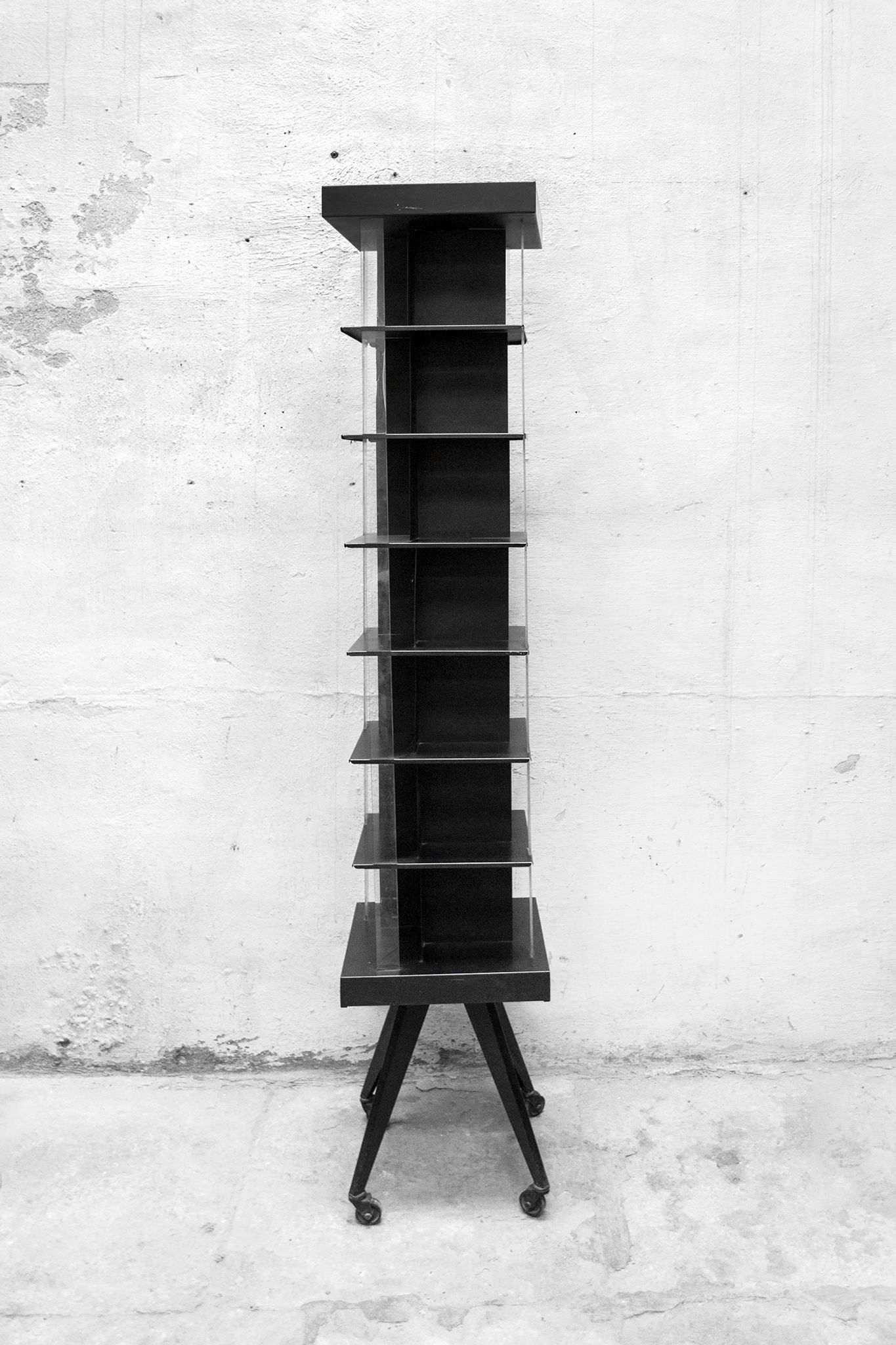 Bibliothèque en fer et plexiglas à roulettes, Italie 60s