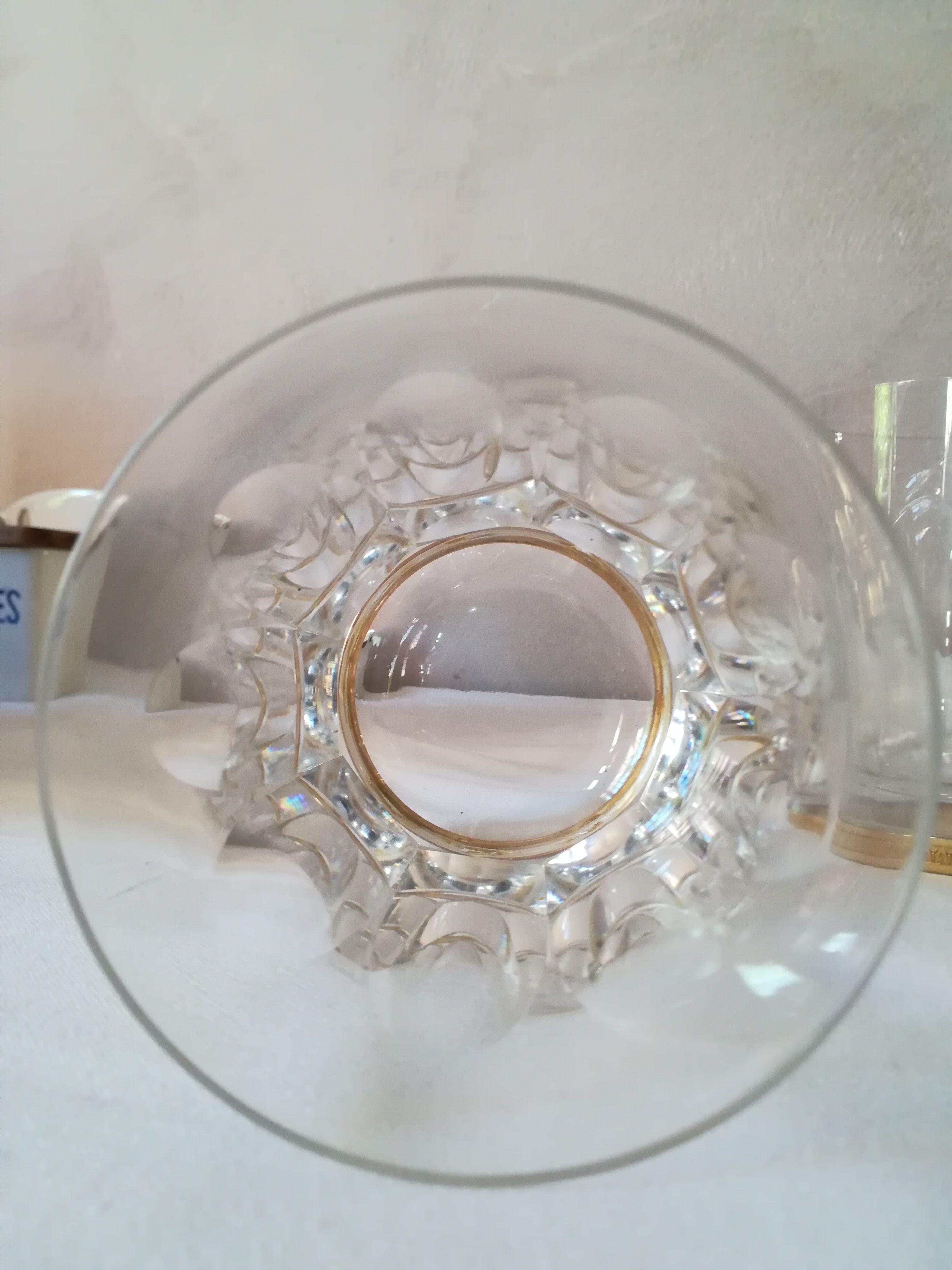 4 crystal whiskey glasses on gold frame