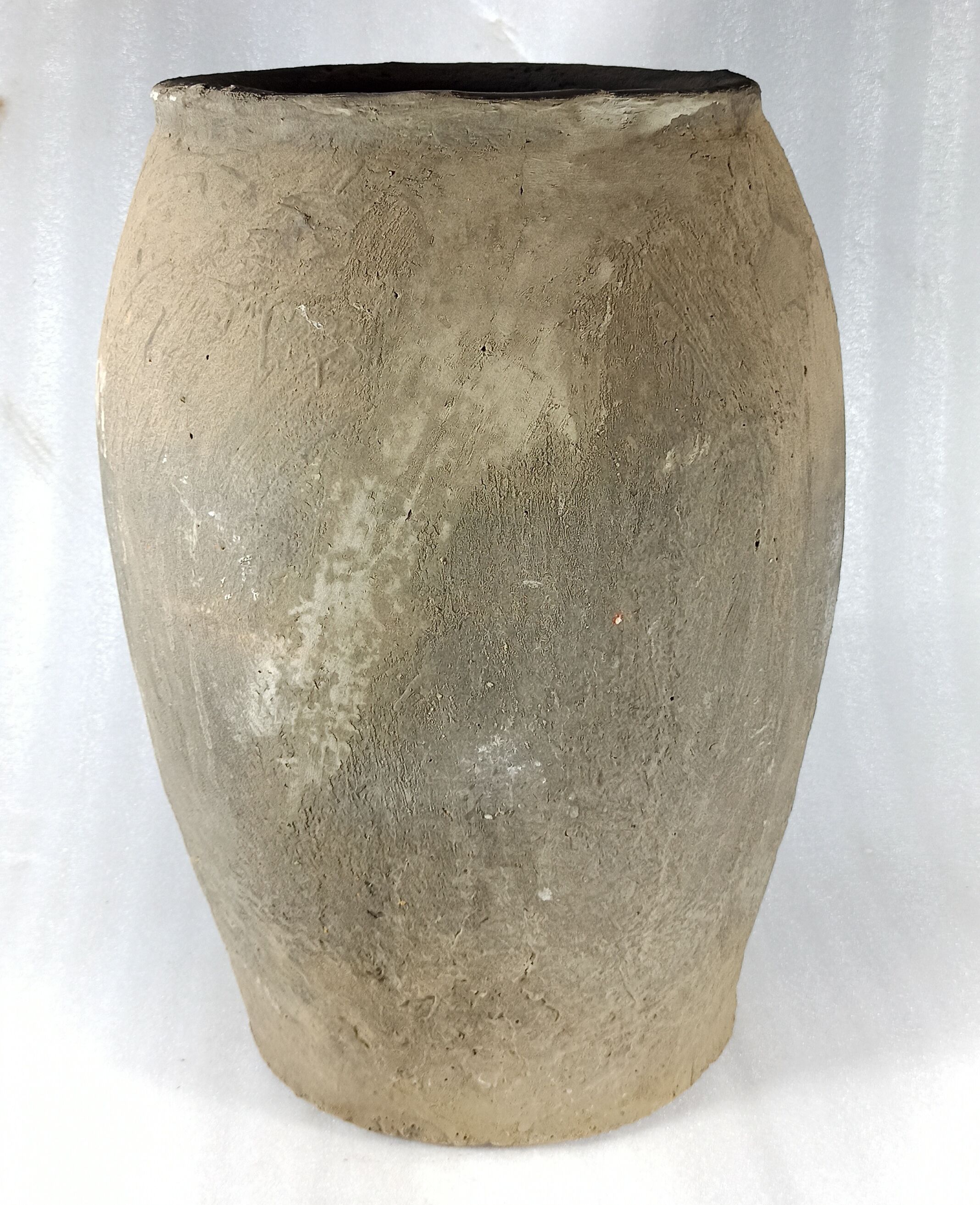 Old terracotta pot / grey jar