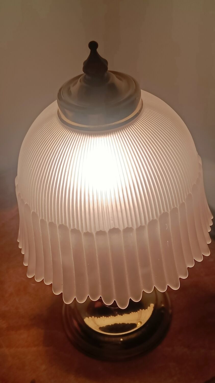 Vintage table lamp in brass and pleated opaline glass.