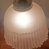 Vintage table lamp in brass and pleated opaline glass.
