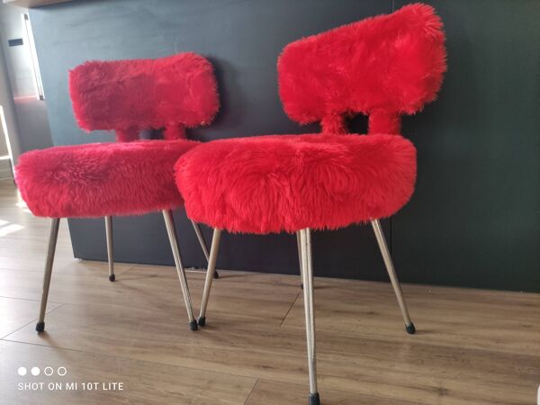 Paire de chaises moumoute rouge cardinal authentiques années 60