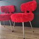 Paire de chaises moumoute rouge cardinal authentiques années 60