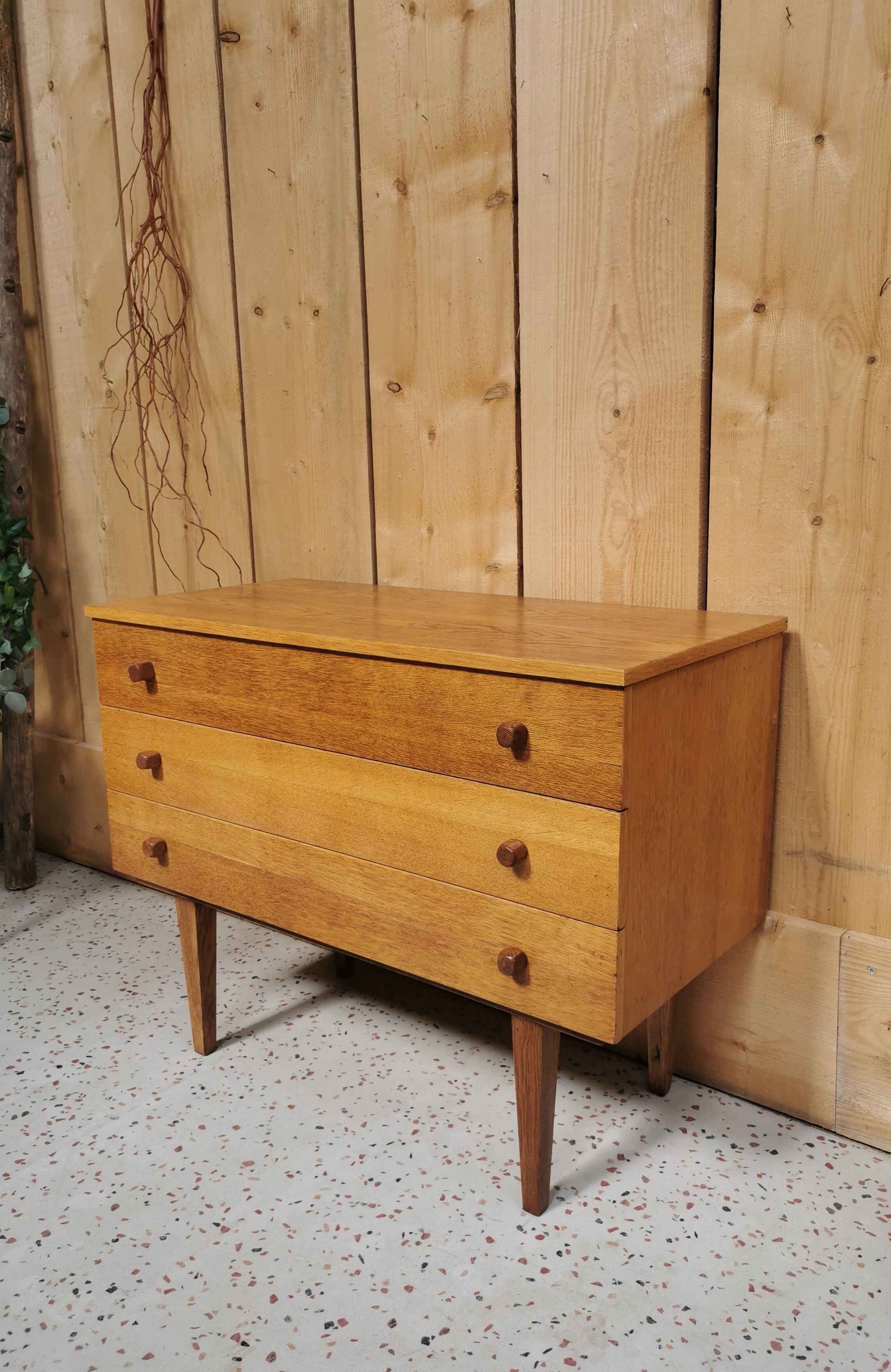 Oak chest of drawers