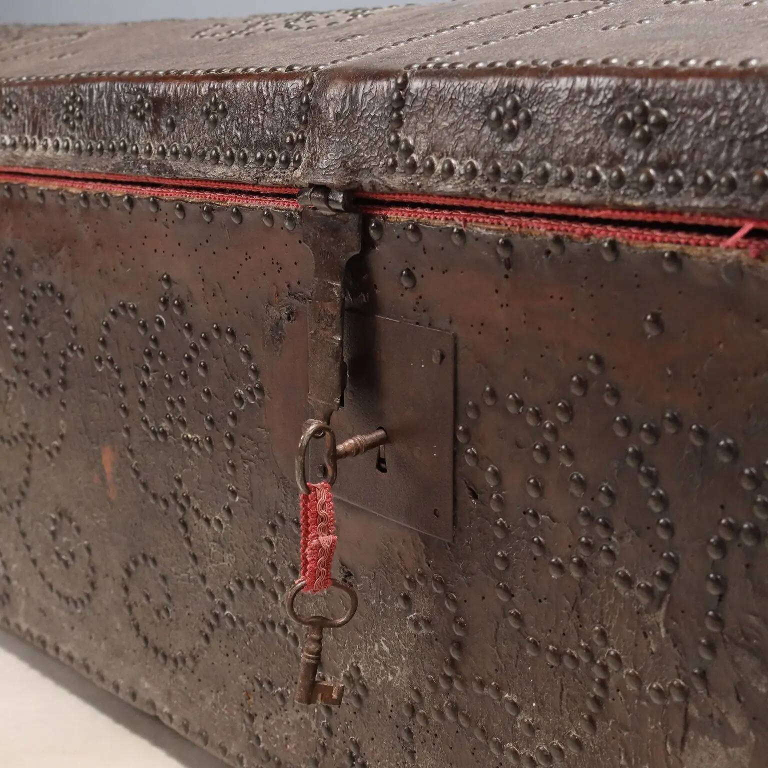 Malle ancienne en cuir avec clous, Espagne, XVIIIe siècle