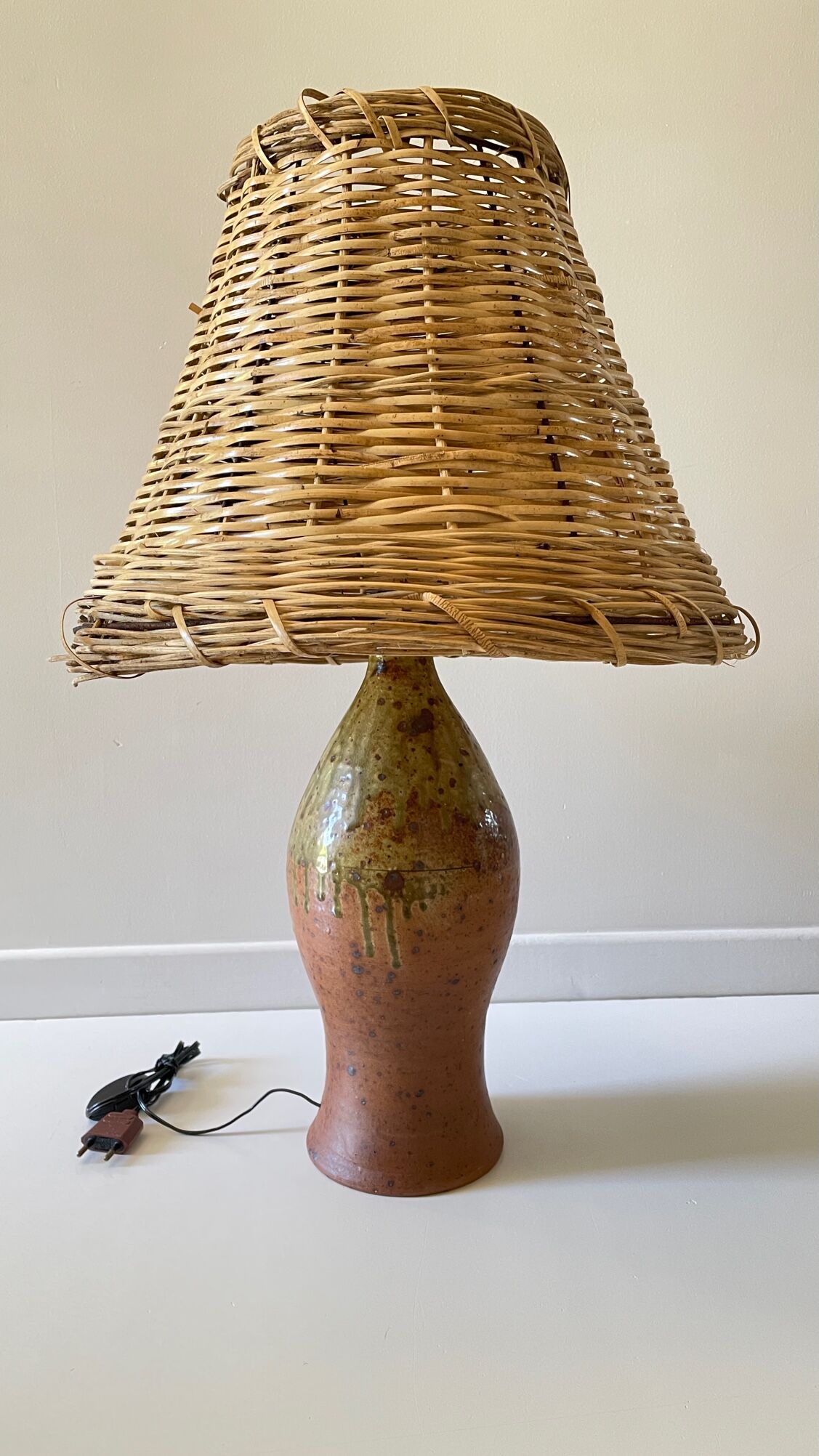 Artisanal lamp in vintage enamelled stoneware and rattan