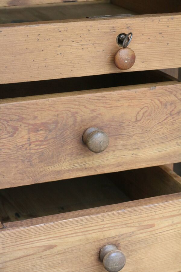 Exceptionnel comptoir de pharmacie en pin massif et marbre (19eme).