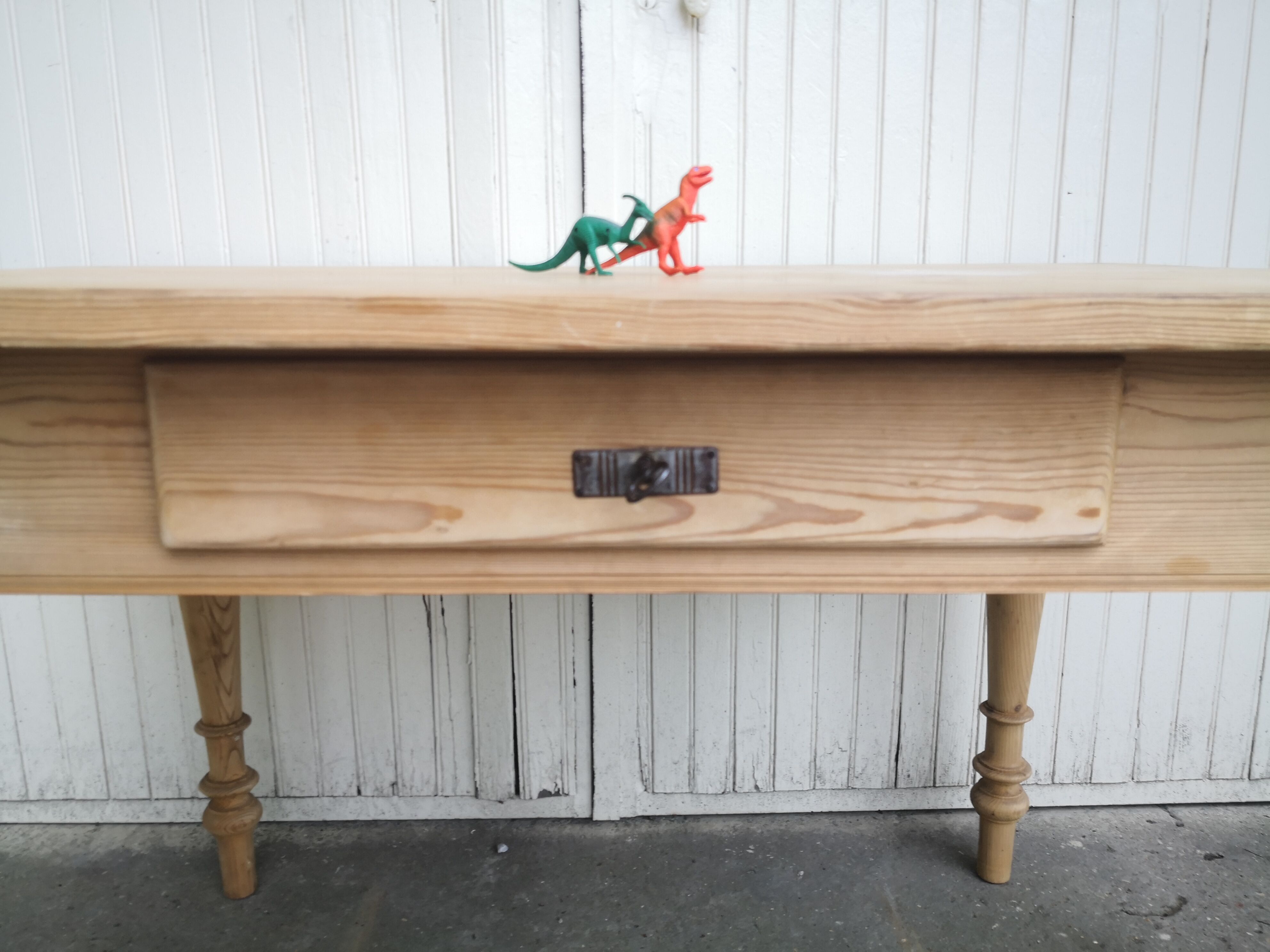wooden dining table, vintage, turned legs, firm table style