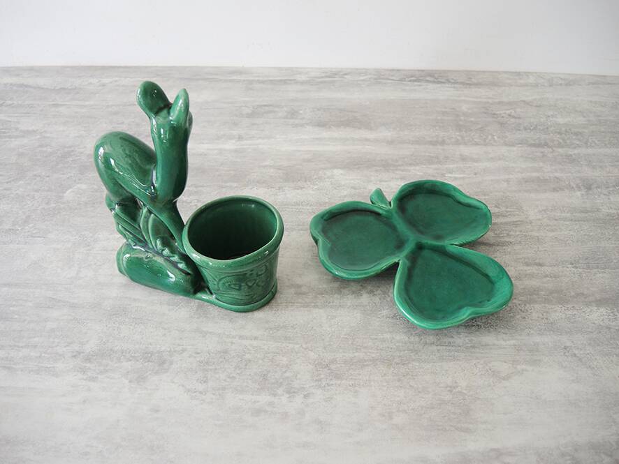 Old suede plant holder & cup clover in green earthenware