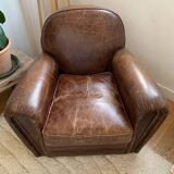 Lot de 2 fauteuils club en cuir accoudoirs ronds et cloutés