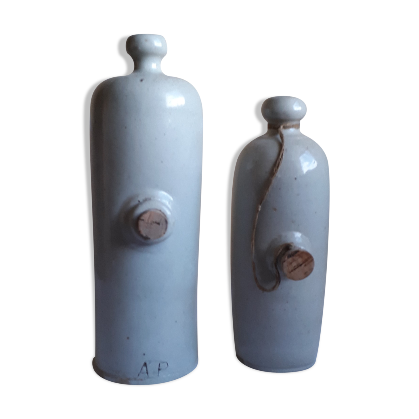 Lot 2 old hot water bottles in enamelled sandstone