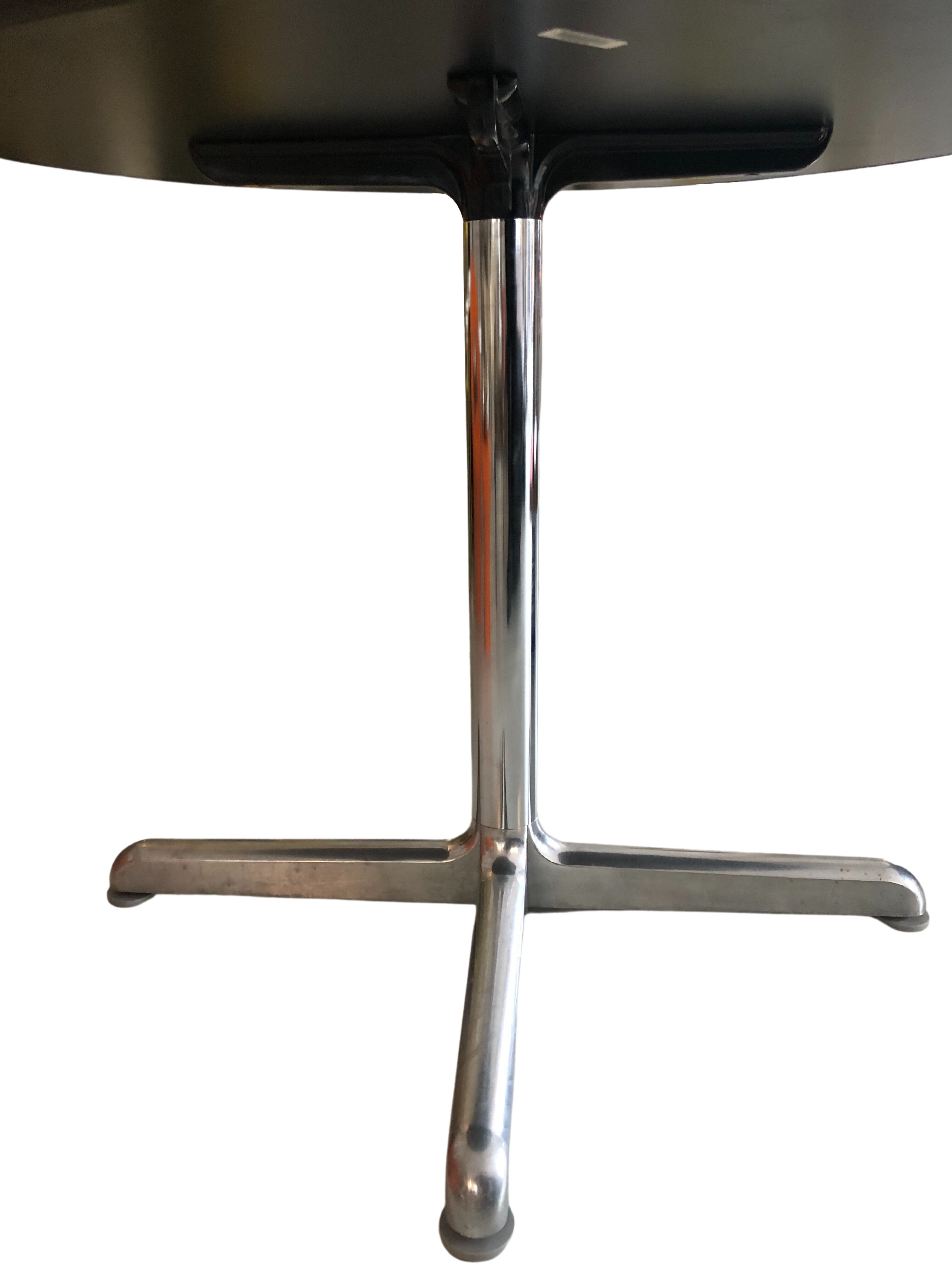 Round dinner table by Giancarlo Piretti, Ed. Anonima Castelli