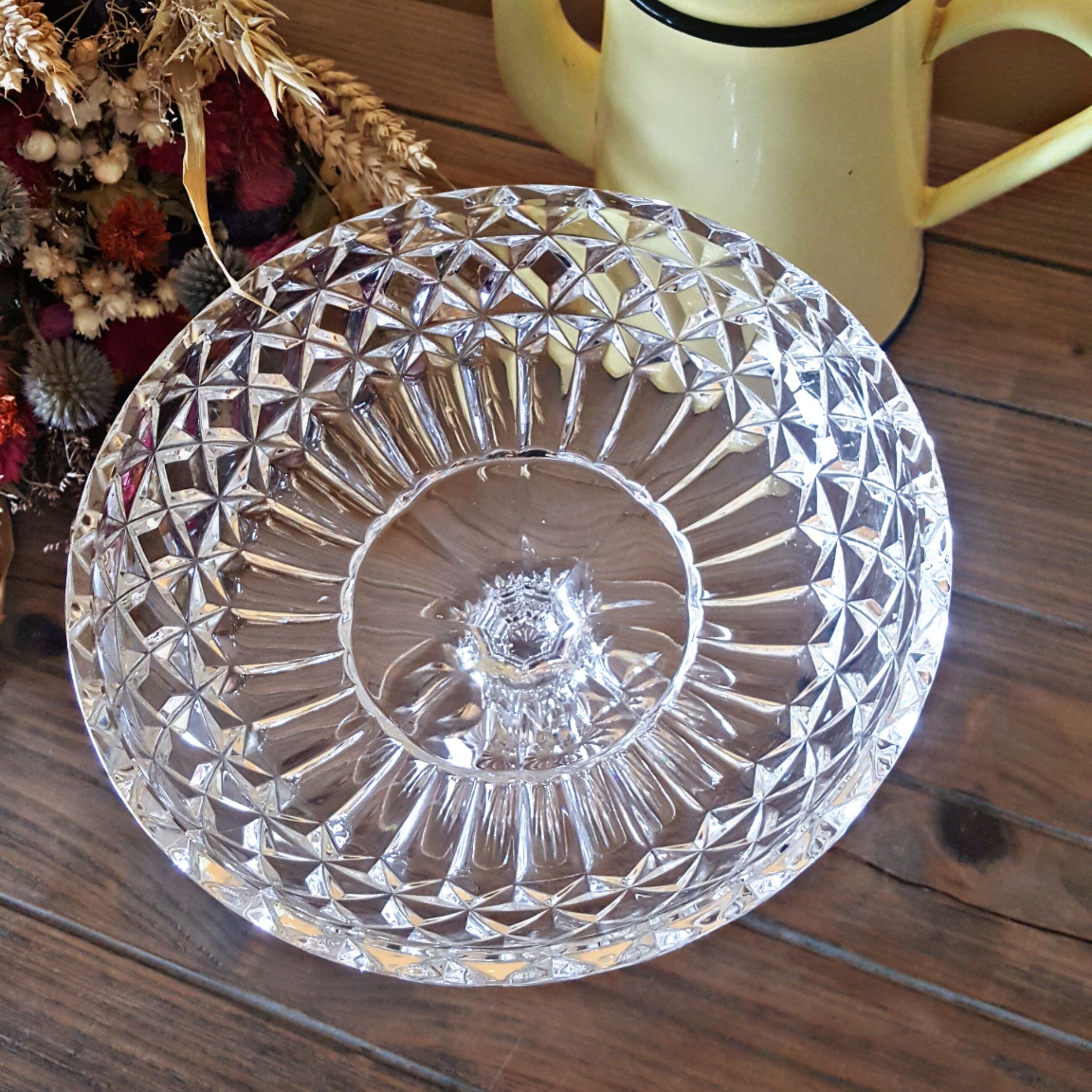 Chiseled glass compotier