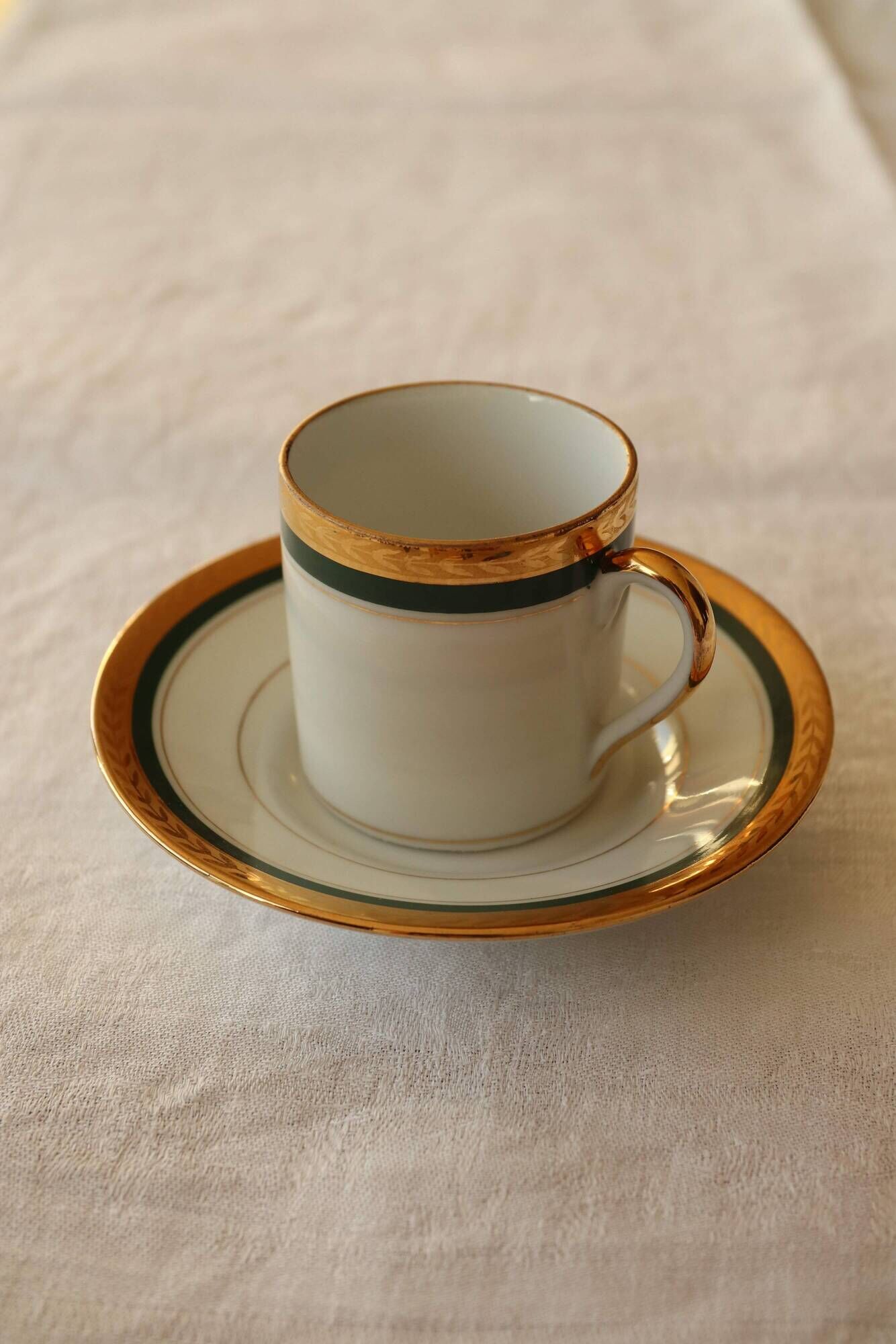 6 coffee cups + saucers in Gien porcelain – Empire style, gold trim