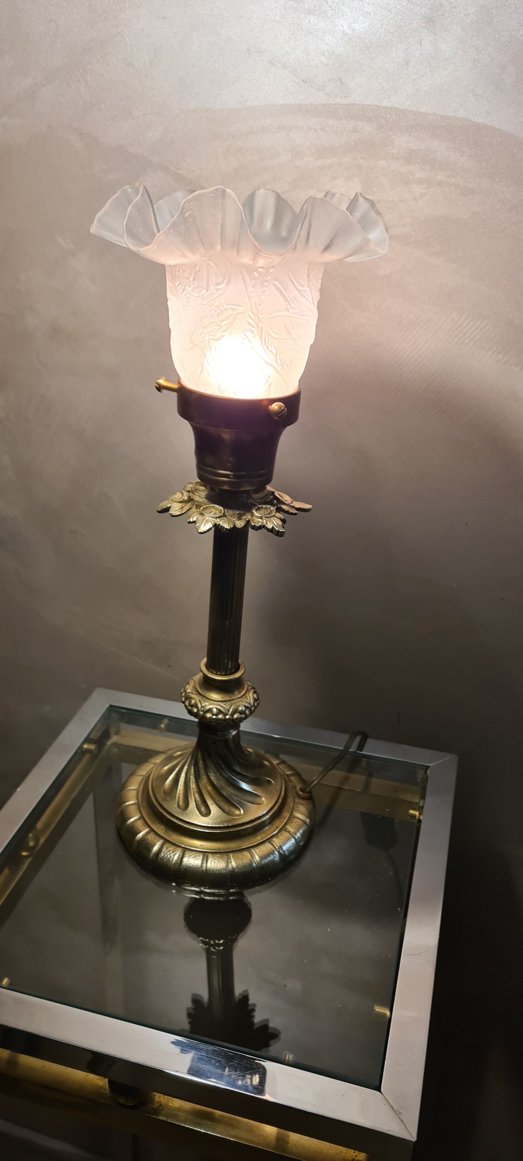 Lamp gilded bronze art nouveau, tulip blown glass with pattern