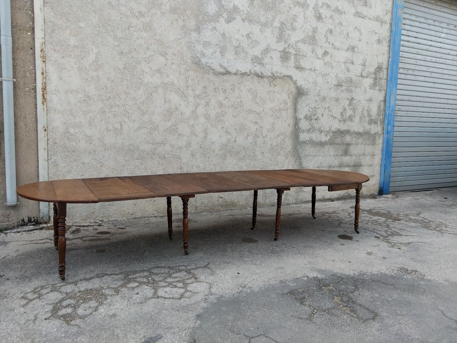 Extending table with 8 legs