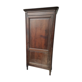 Bonnetière man standing cabinet a door