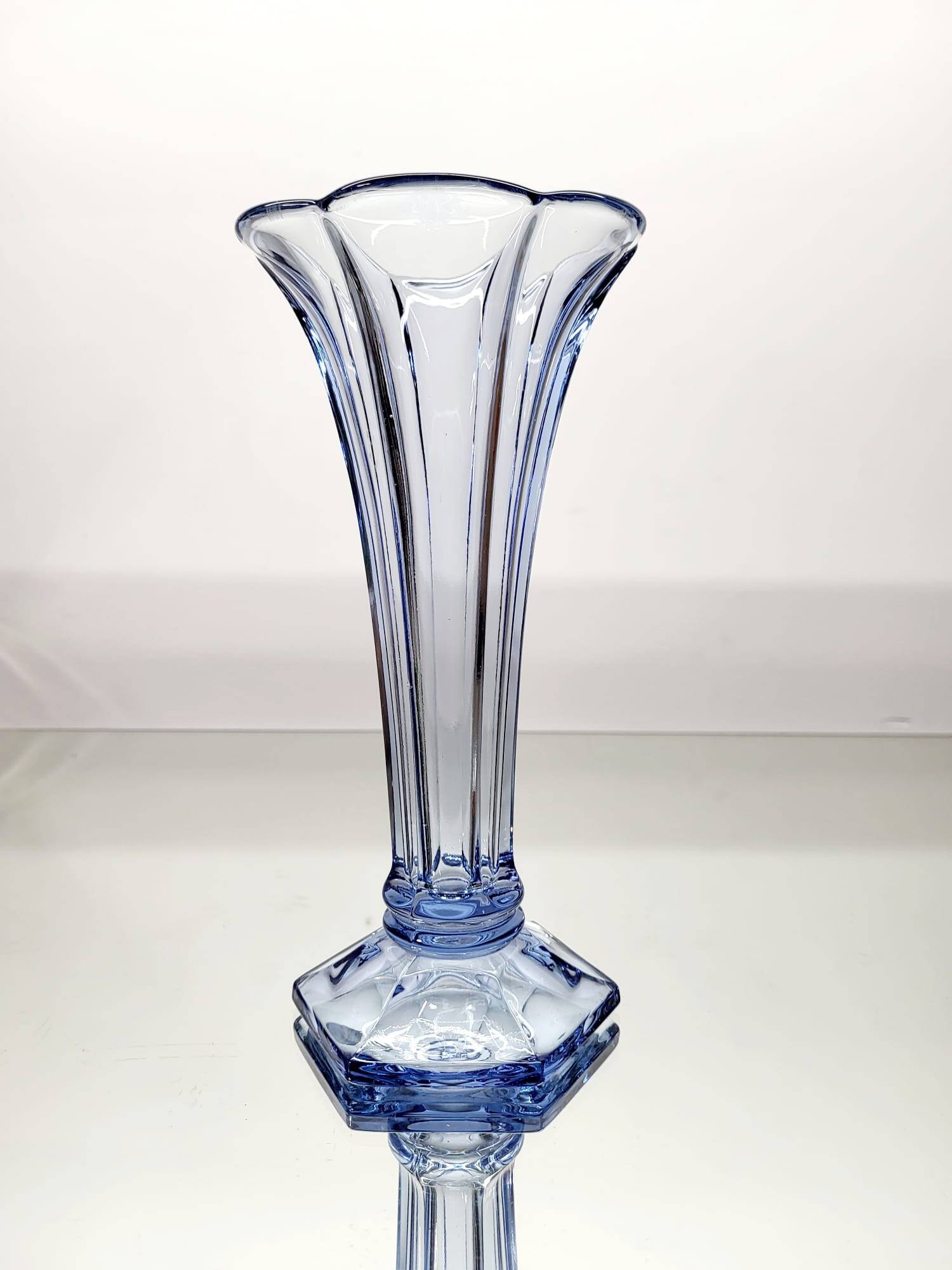 Val Saint Lambert Art deco vaas, serie Luxval model Américain M licht blauw