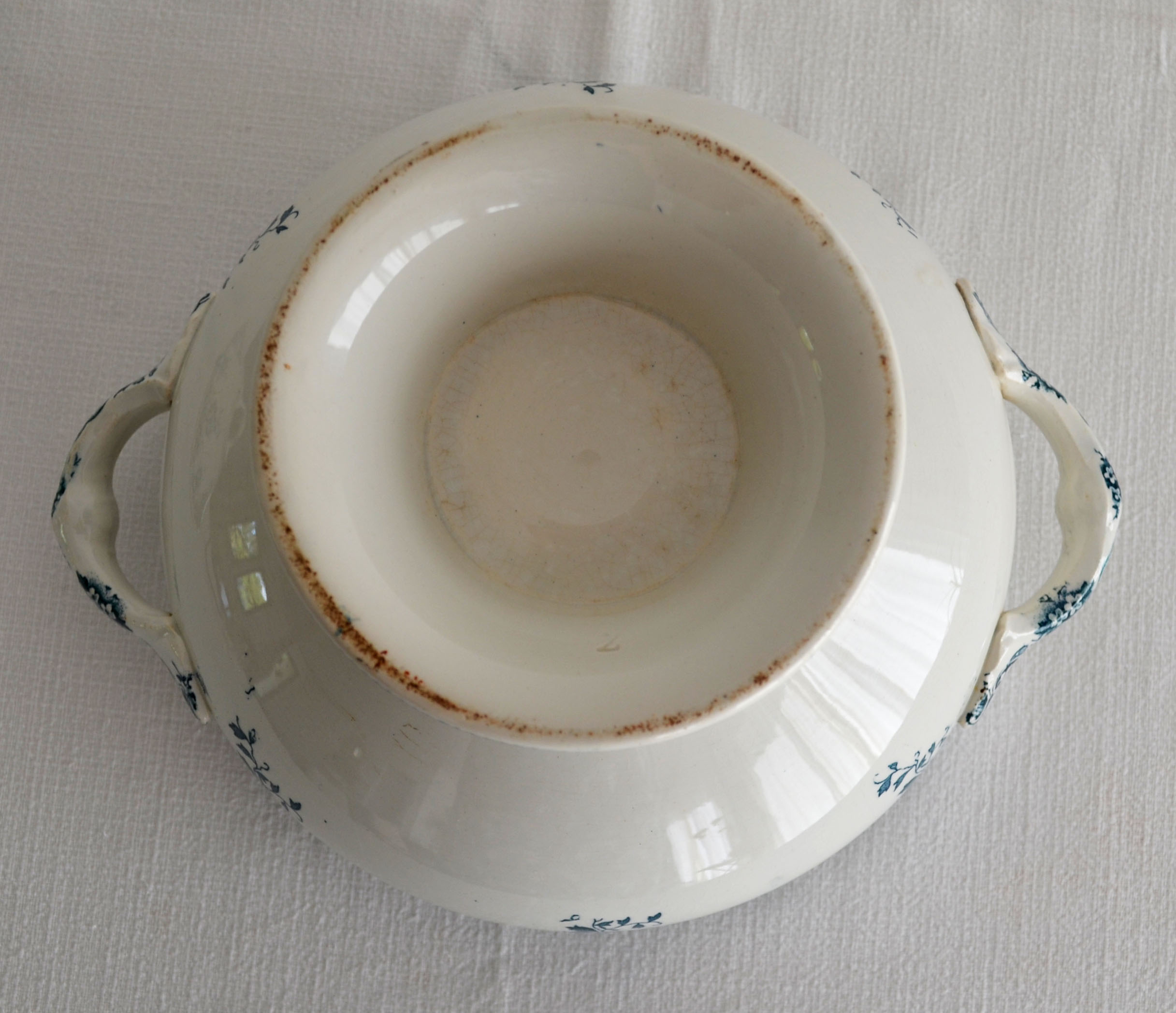 Tureen iron earth