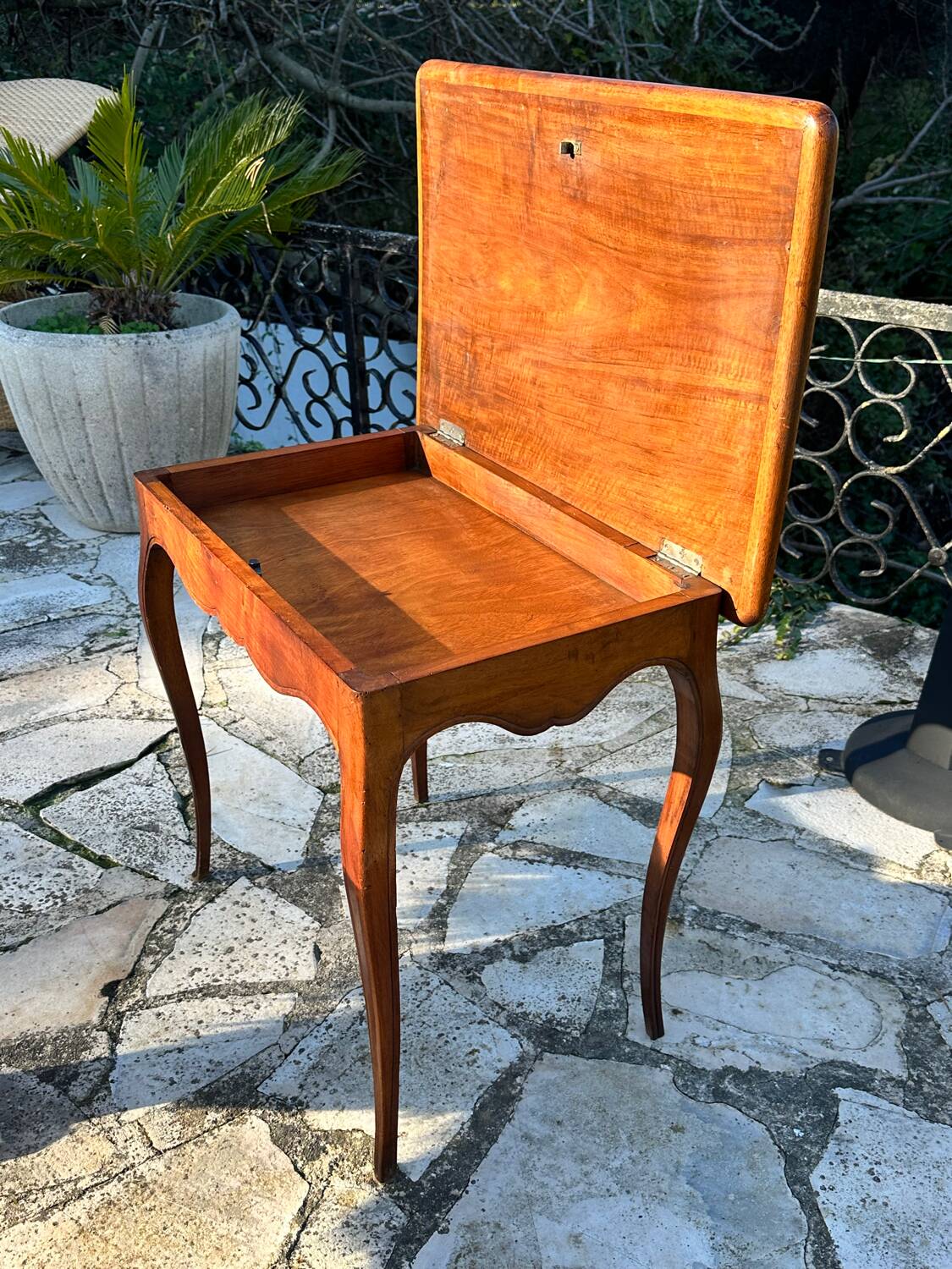 Side table in walnut in the Louis XV style, 19th century.