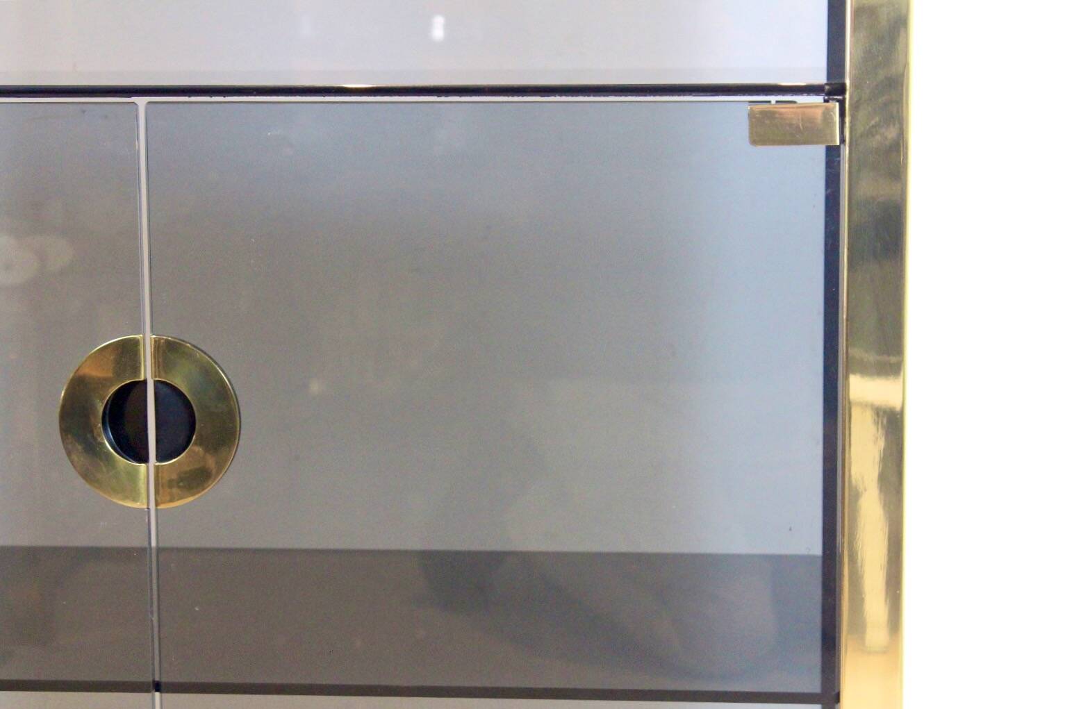 Armoire en verre fumé et laiton