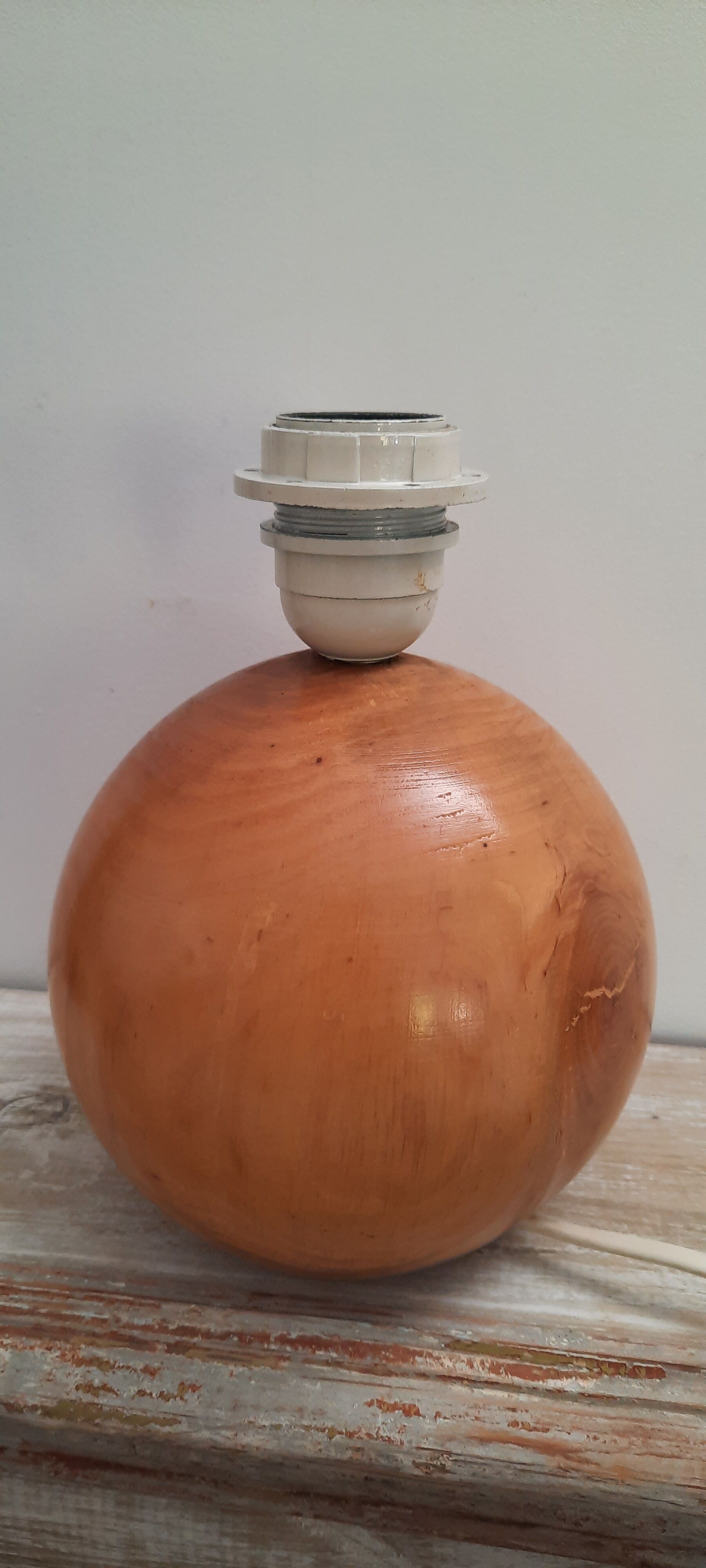 Round lamp foot in light wood