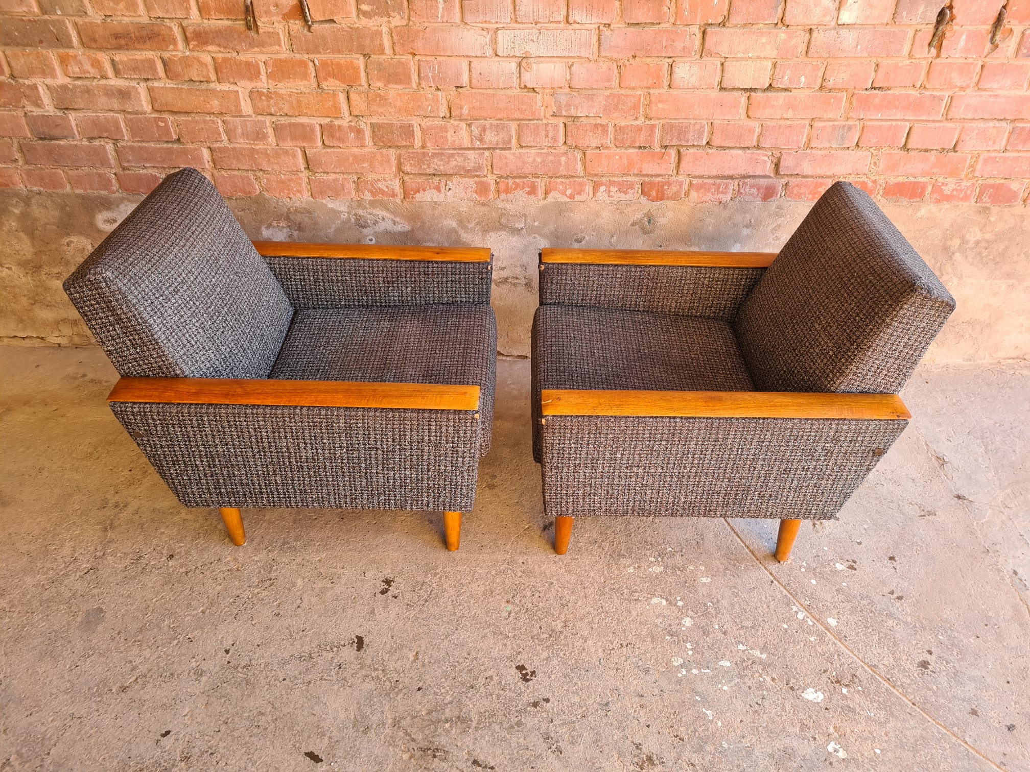 Paire de fauteuils club 70"
