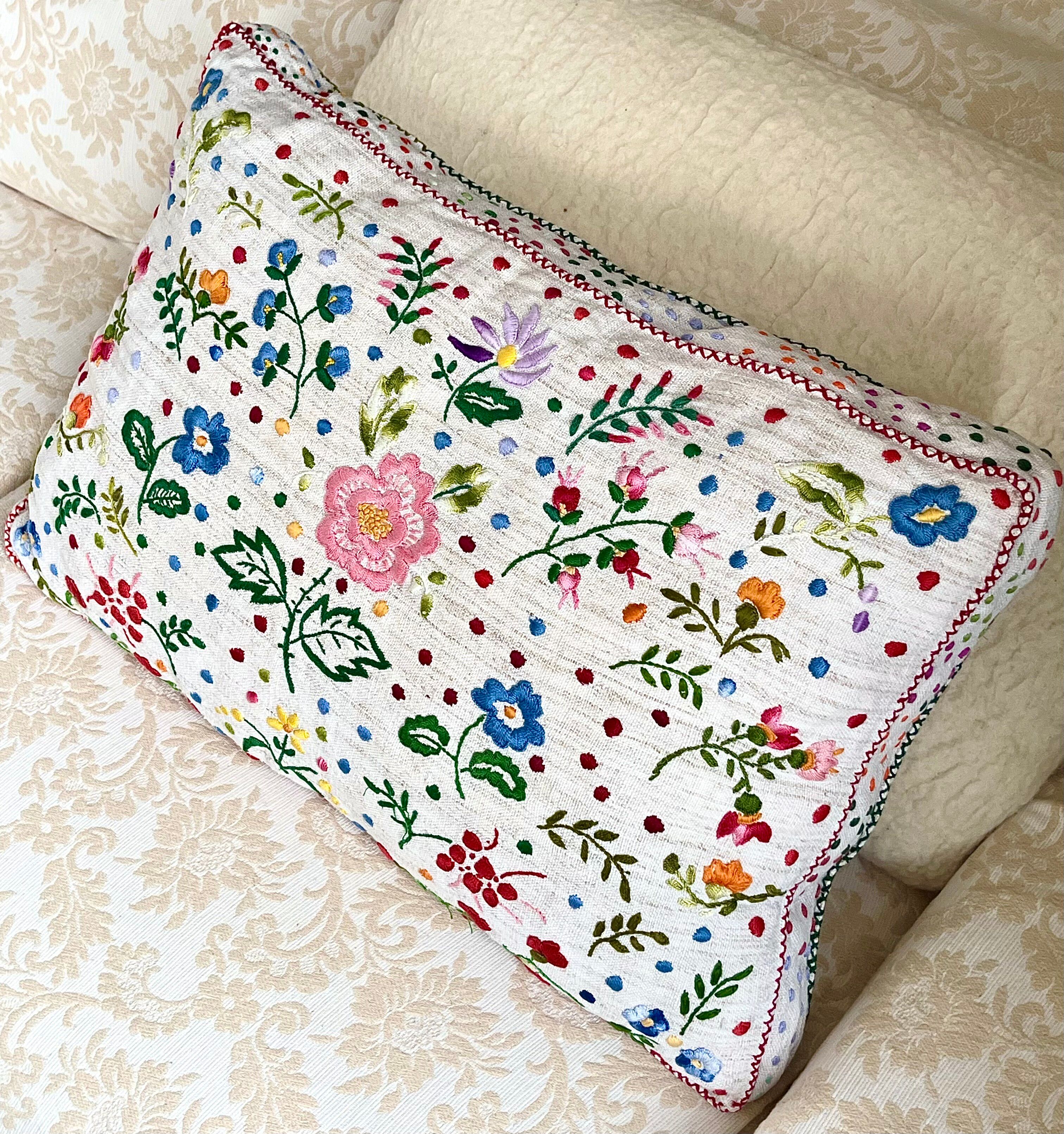 Cushion in hand-embroidered hemp.