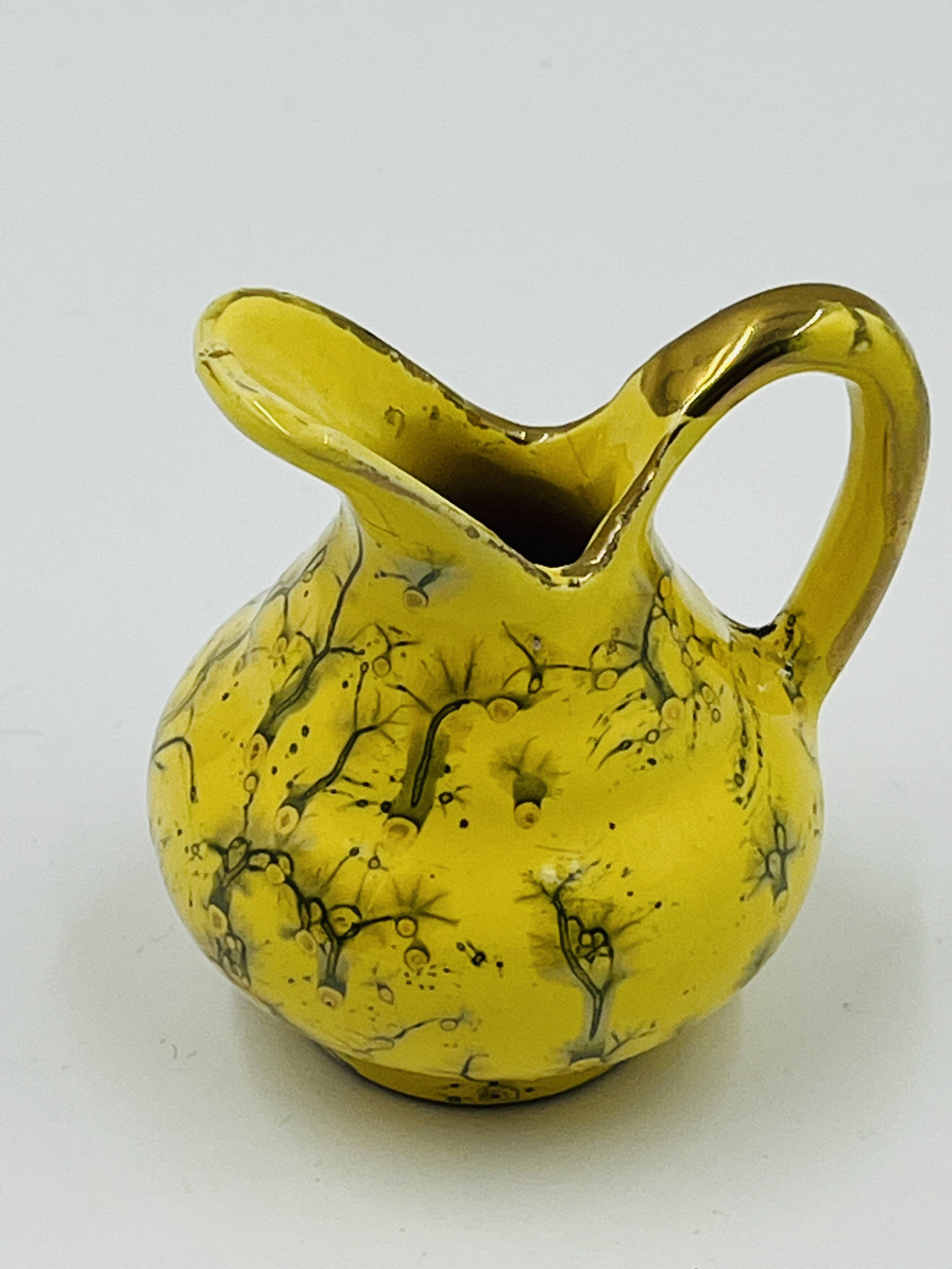 Pichet miniature de collection jaune et or fin