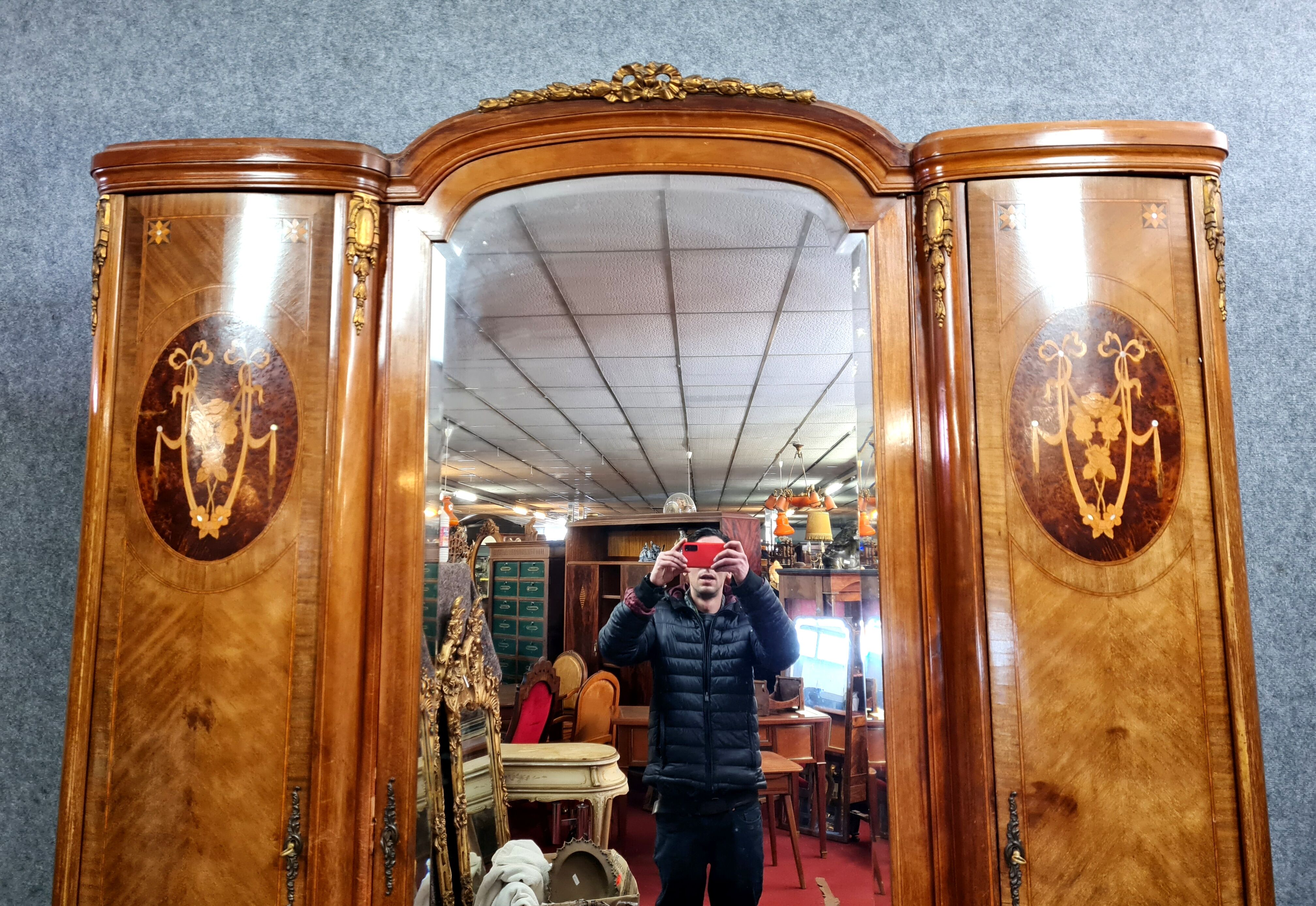 Wardrobe Louis XVI jumped back into precious wood marquetry around 1880