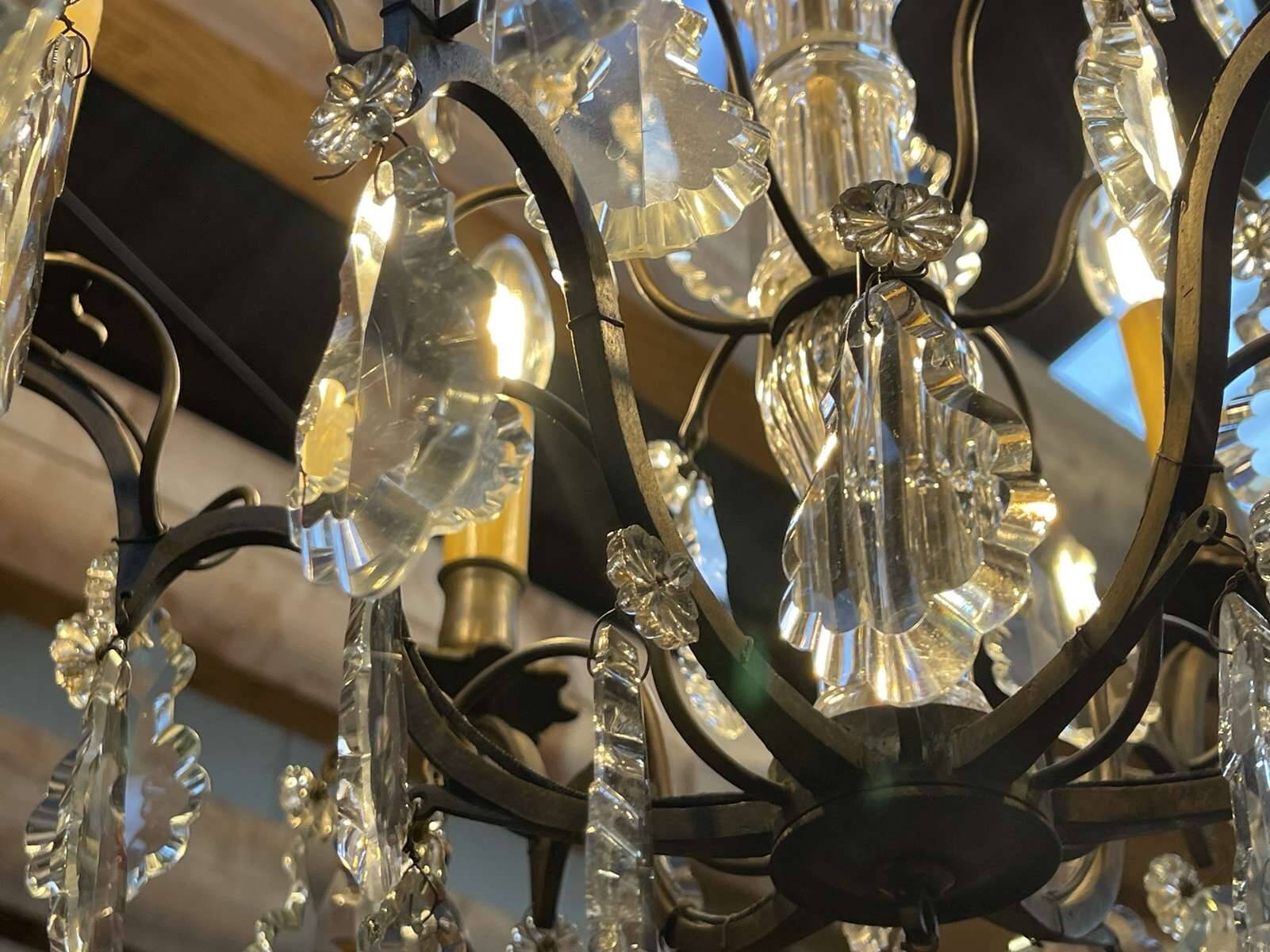 Bronze and cut crystal chandelier with 6 lights, early 20th century work.
