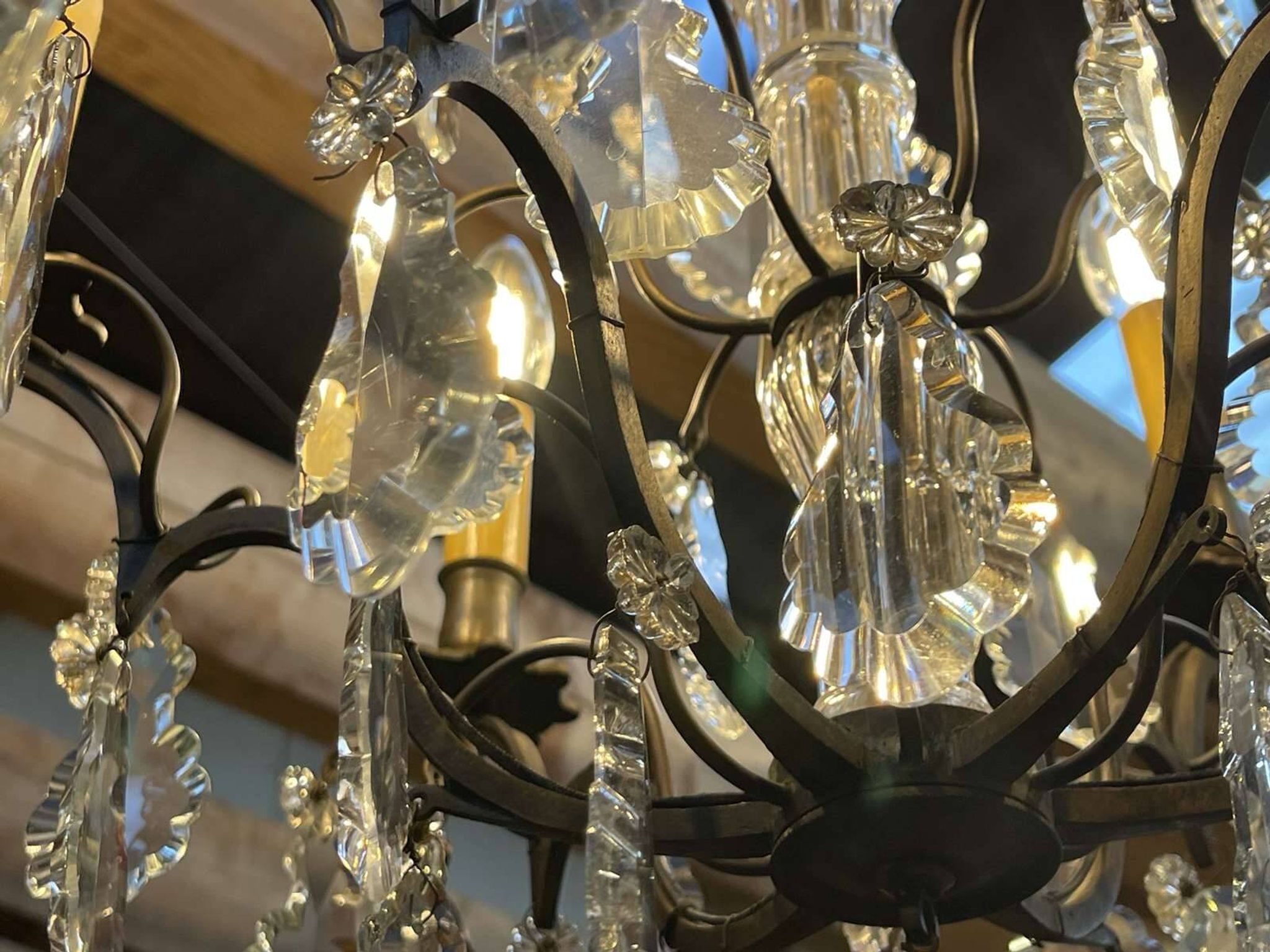 Bronze and cut crystal chandelier with 6 lights, early 20th century work.