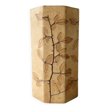 Vase octogonal de Raymonde Leduc, décor herbier, vers 1970