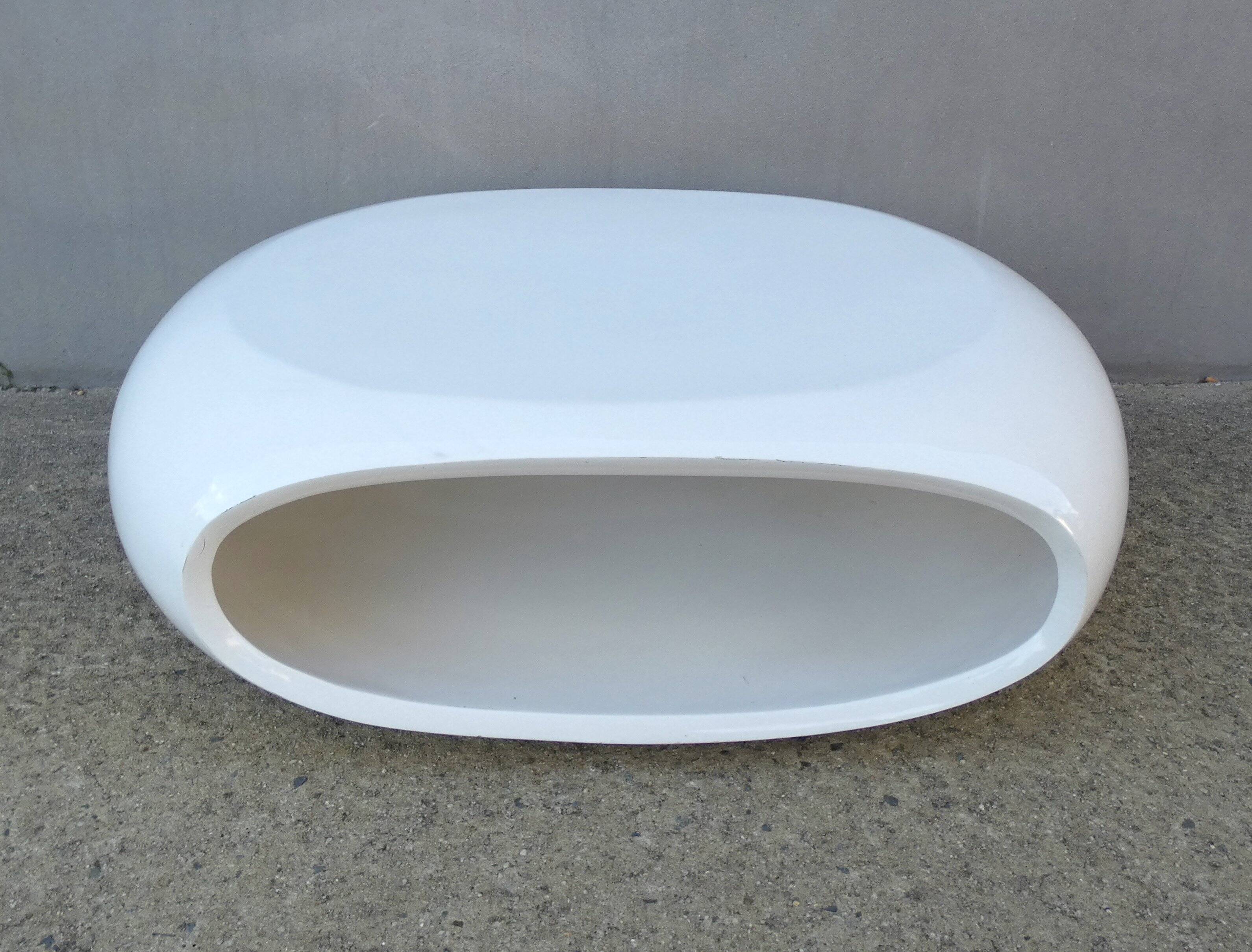 Table basse laquée blanche design Space Age forme libre vintage