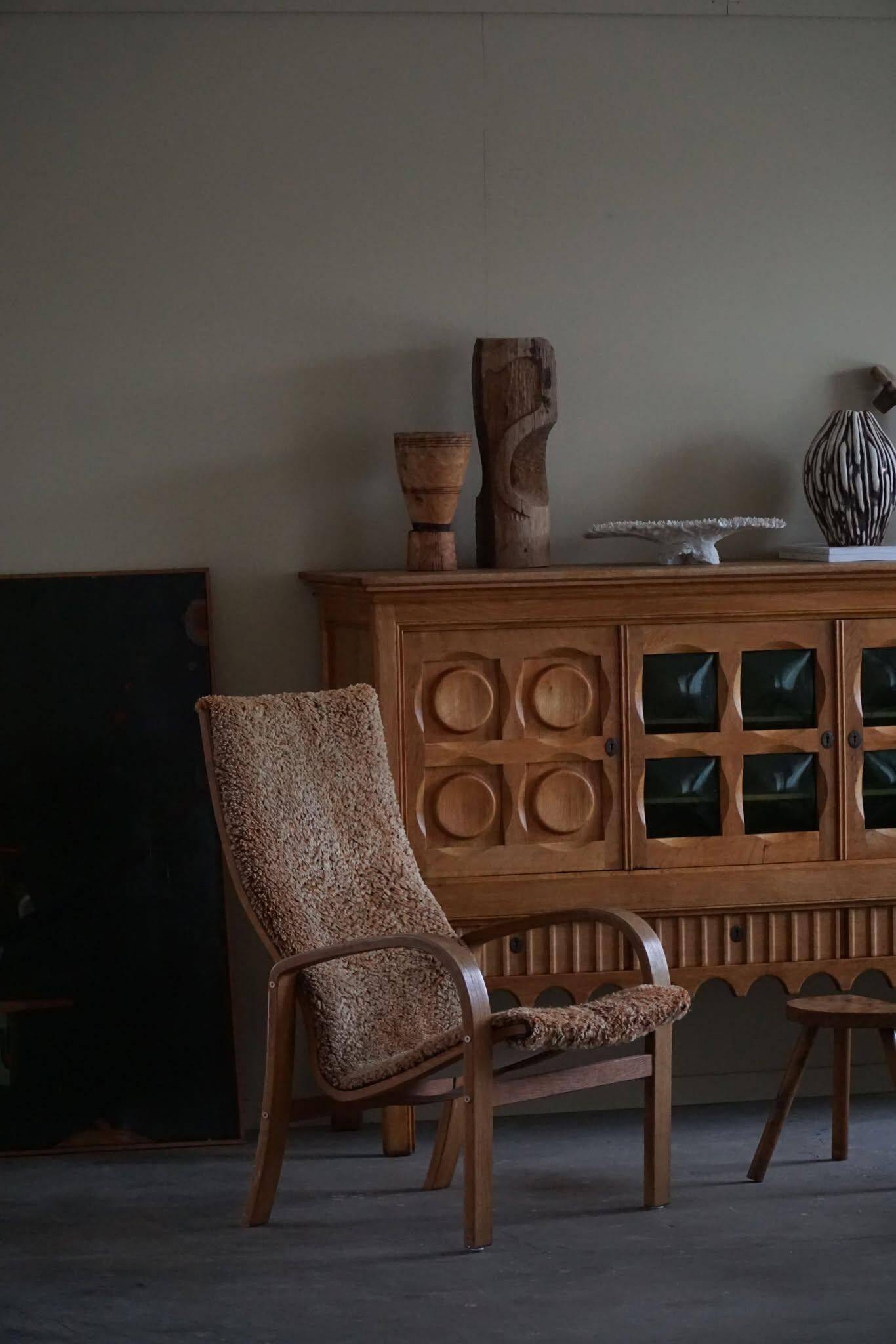 Fauteuil suédois moderne du milieu du siècle, dossier haut en chêne et laine d'agneau, années 1960