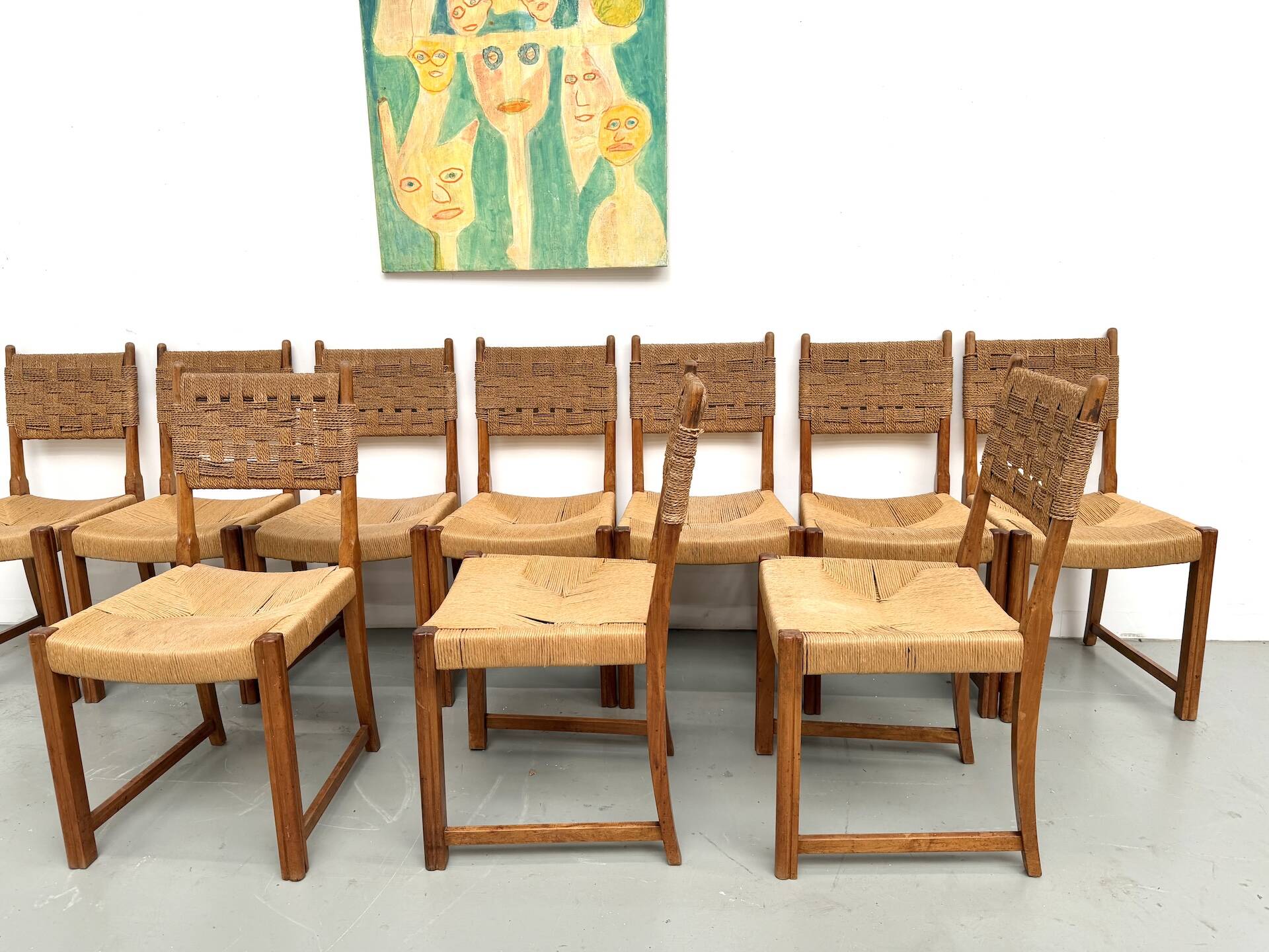 Série de dix chaises en orme massif tressées main, France circa 1965