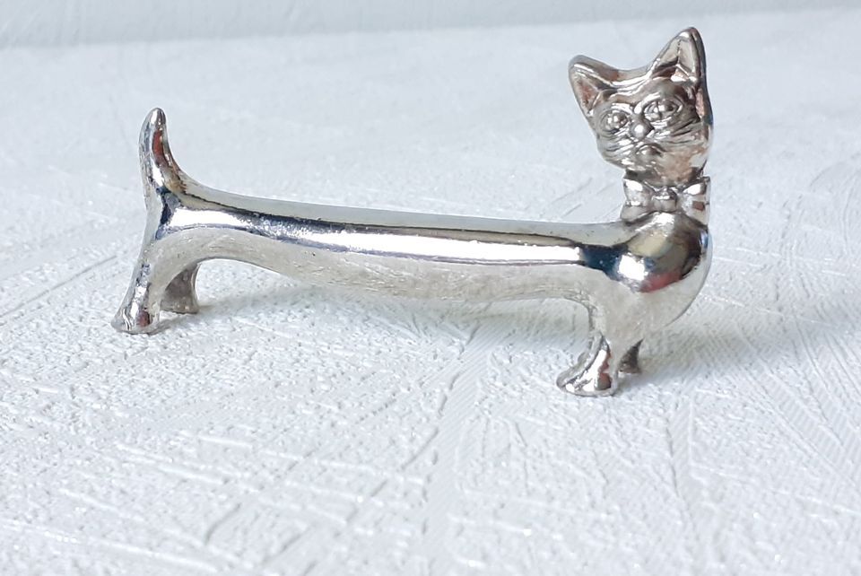 Silver metal dogs, 12 knife holders excellent condition