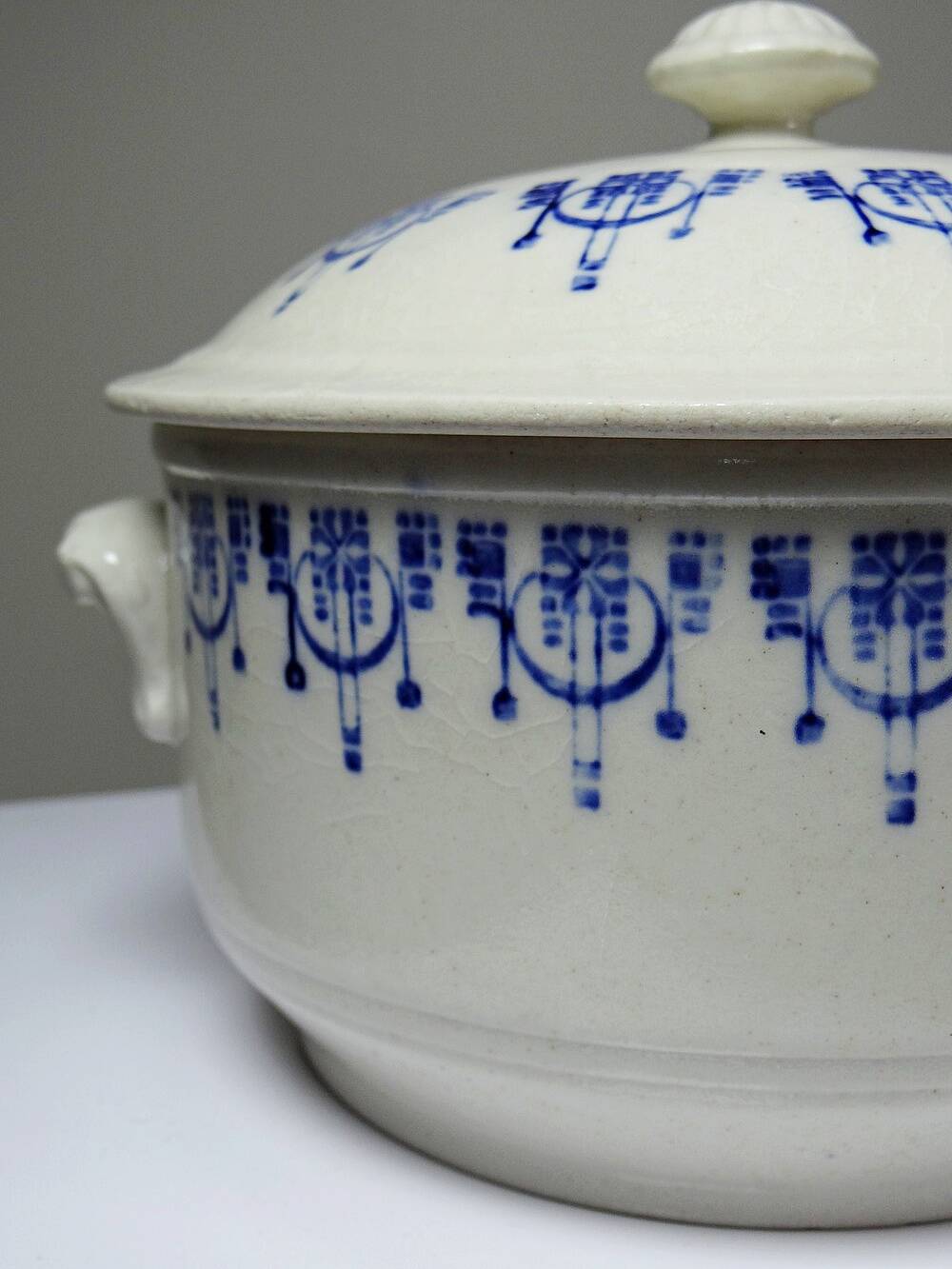 Bouillon/cocotte ancienne en terre de fer émaillée à décor bleu St Uze