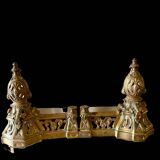 3 accessoires de cheminée en bronze doré 2 chenets et 1 barre de foyer