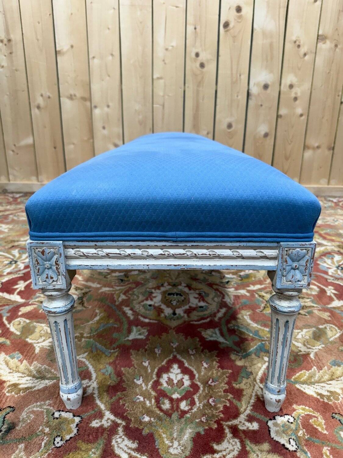 Banquette d'office – Style Louis XVI – Bois réchampis – Tissu bleu