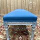 Banquette d'office – Style Louis XVI – Bois réchampis – Tissu bleu