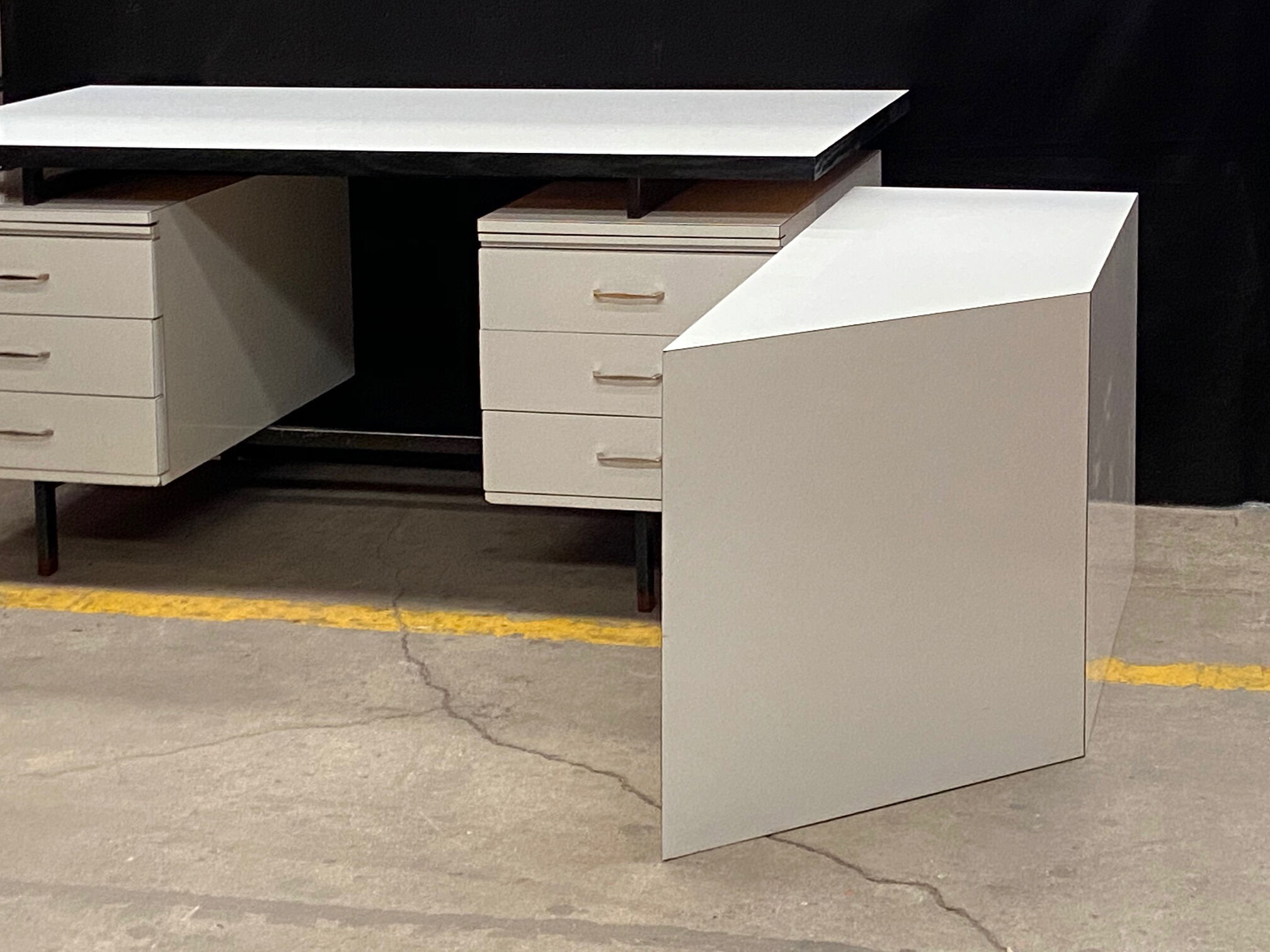 Back office or white startified console