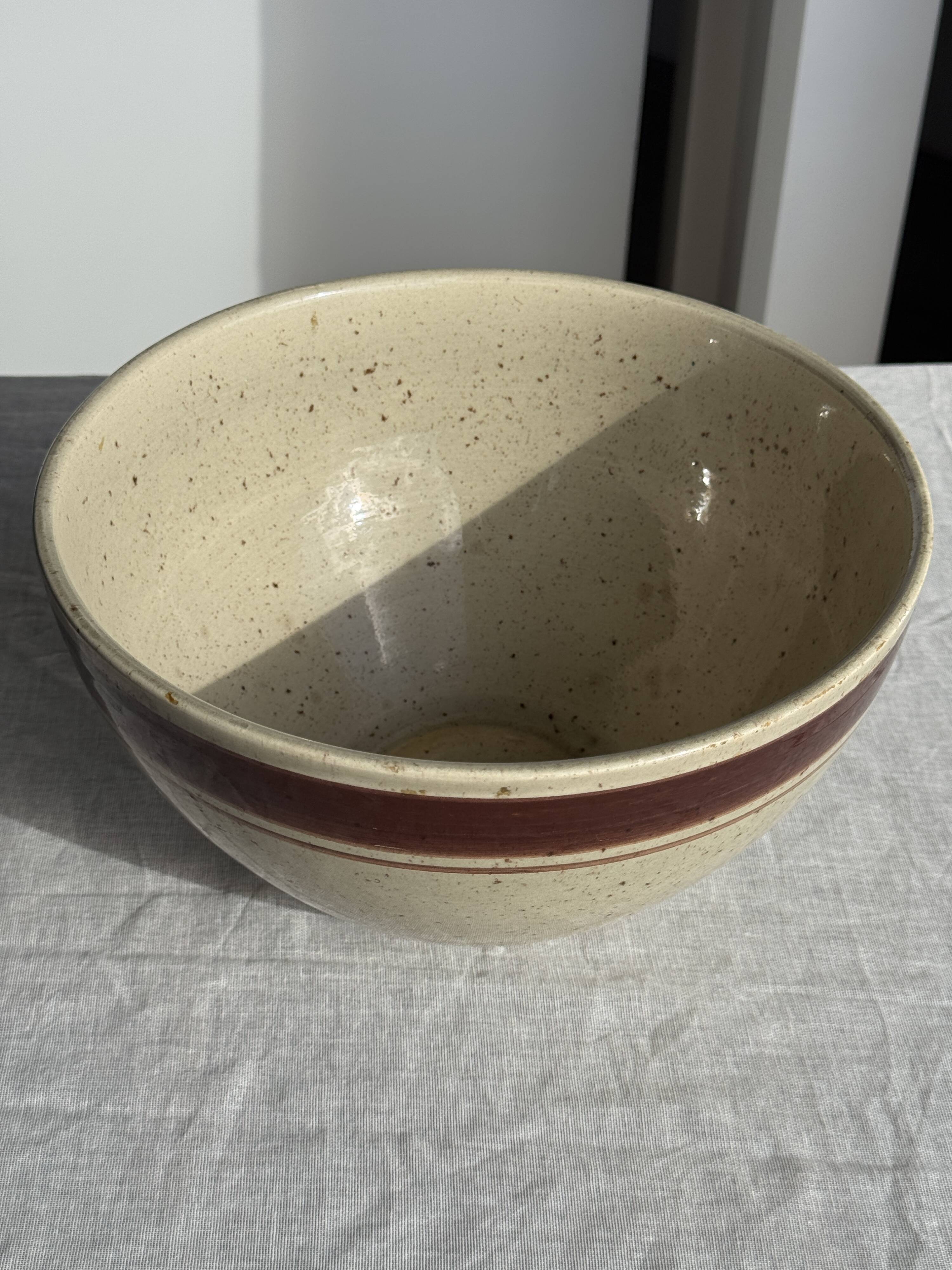 Large speckled beige salad bowl with ochre trim H14 D25