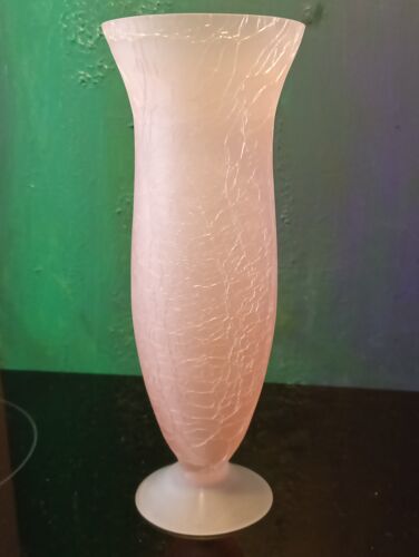 Vase en pâte de verre craquelé, couleur rose. forme conique sur piédouche
