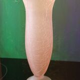 Vase in cracked glass paste, pink color. conical shape on pedestal.