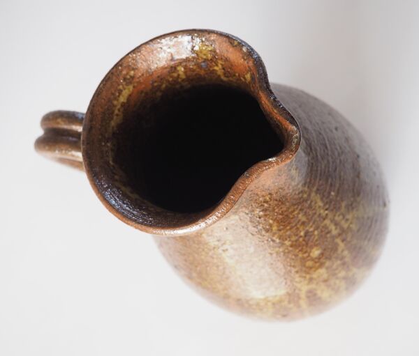 Pichet en grès moucheté