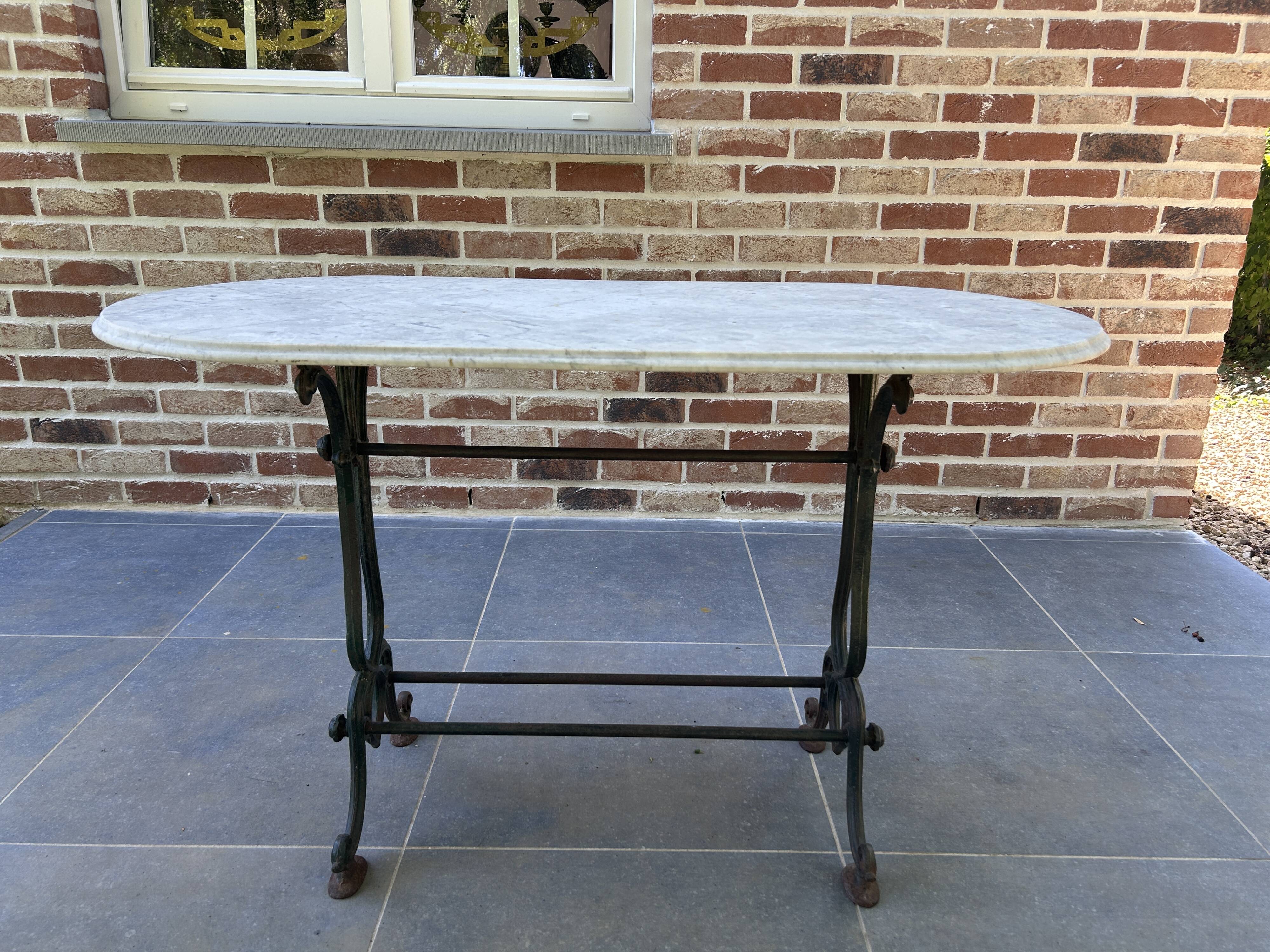Bistro table in cast iron and marble from the art nouveau period.
